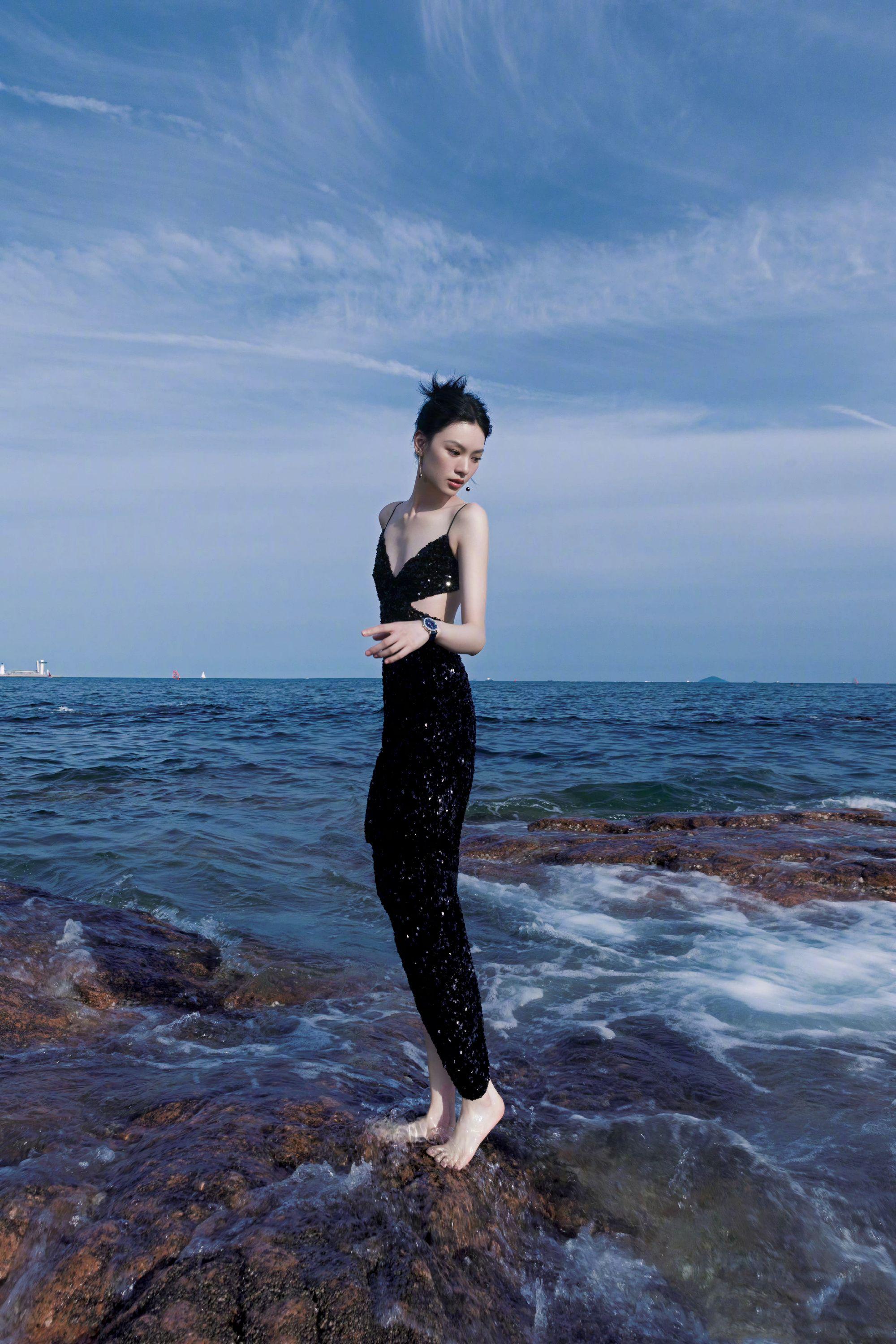 演员邱天出席品牌活动黑色星光碎钻长裙搭配垂珠耳饰