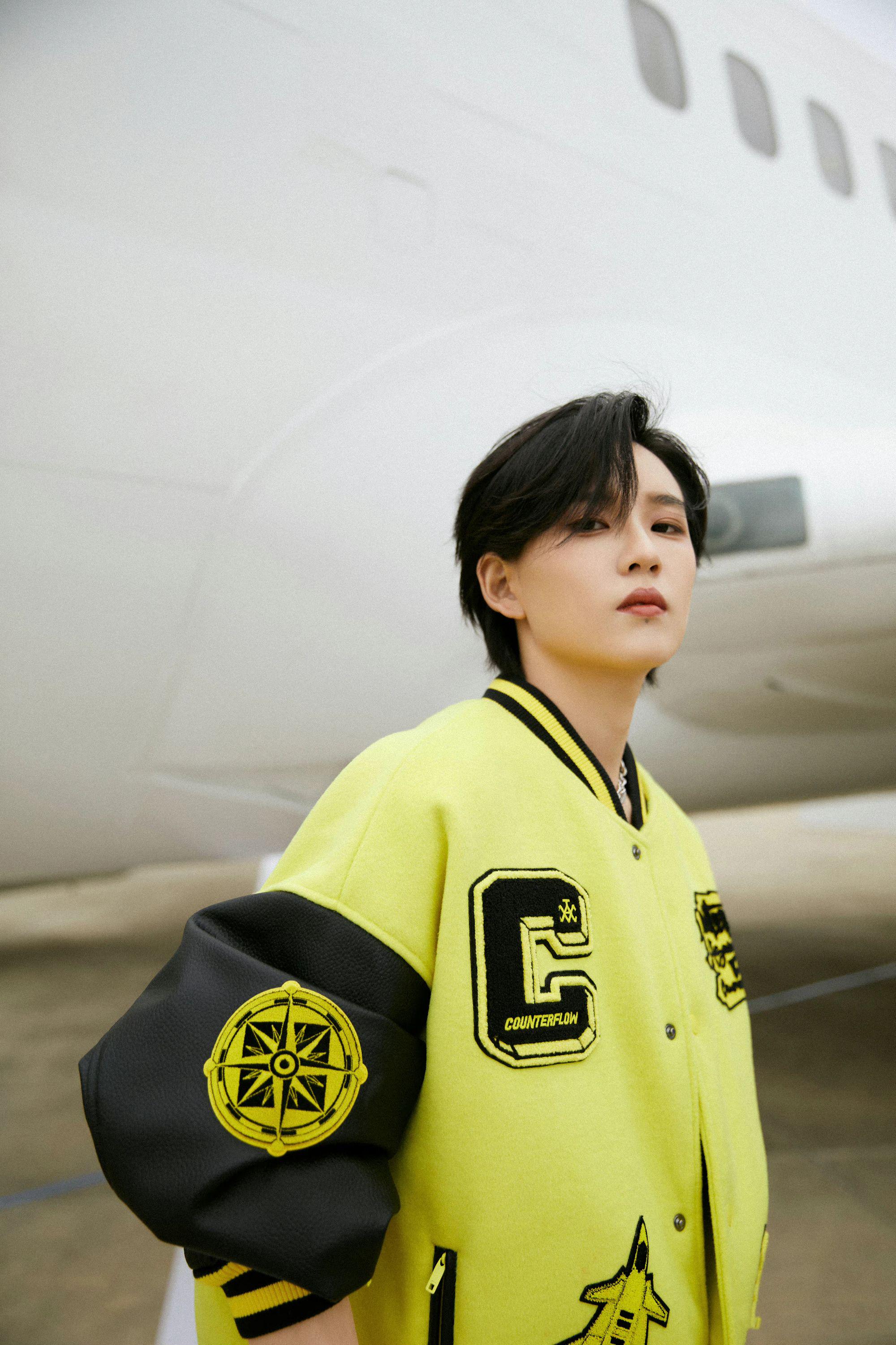 陆柯燃一身棒球服出席李宁大秀街头风穿搭是谁又被撩到了