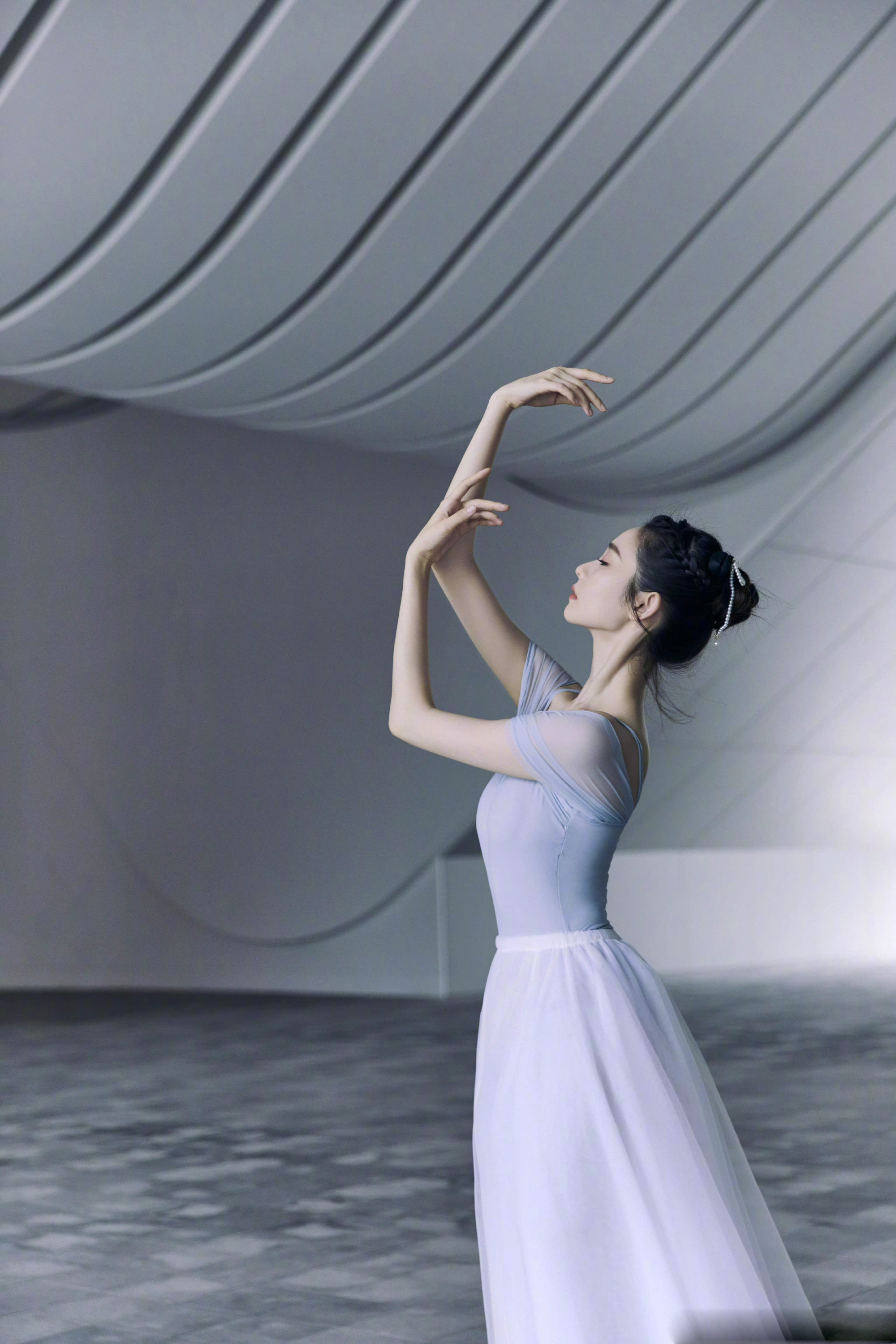 张艺凡光的方向冰与火舞台一身蓝白色芭蕾舞服头戴珍珠饰品