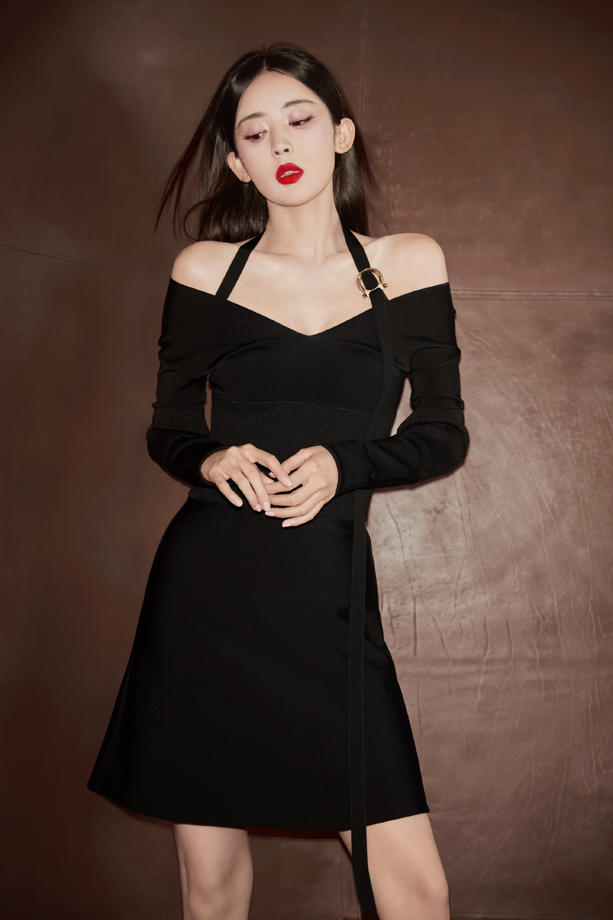 古力娜扎今晚一袭一字肩抹胸礼裙亮相品牌直播活动