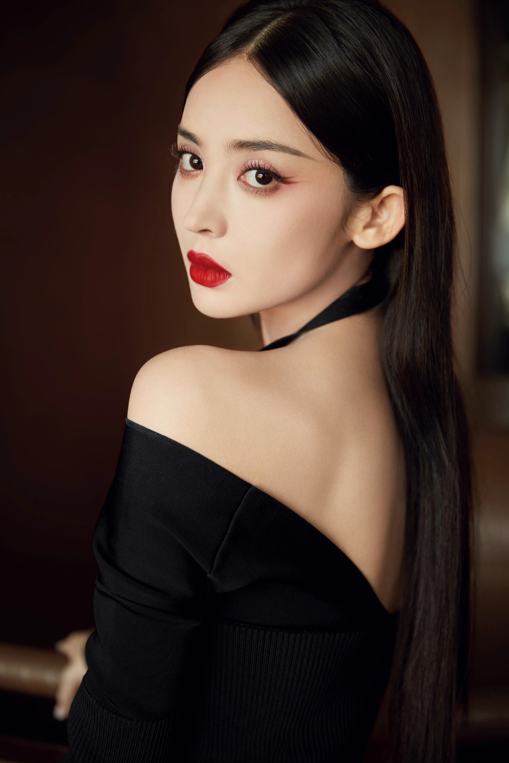 古力娜扎今晚一袭一字肩抹胸礼裙亮相品牌直播活动