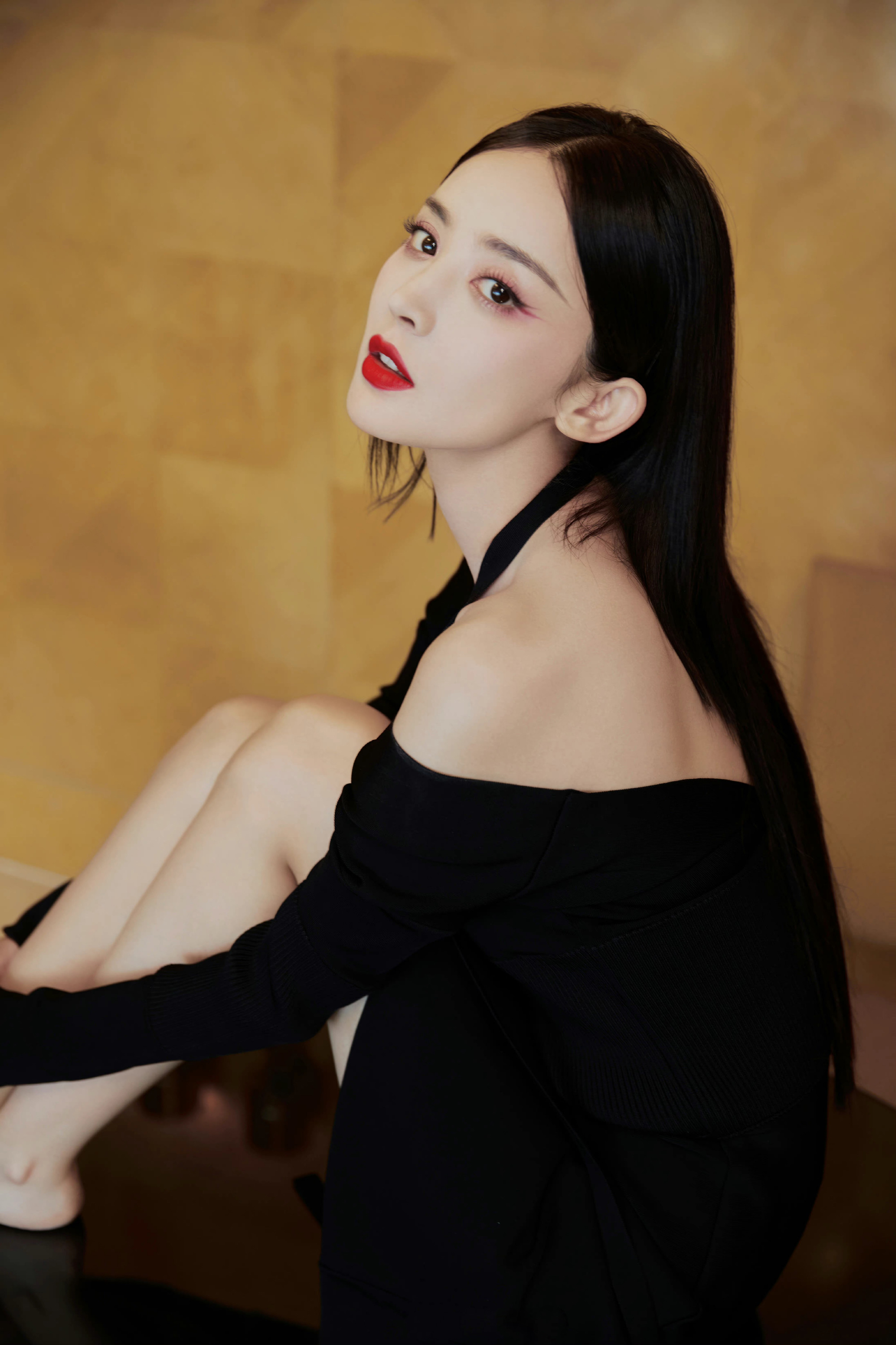 古力娜扎今晚一袭一字肩抹胸礼裙亮相品牌直播活动