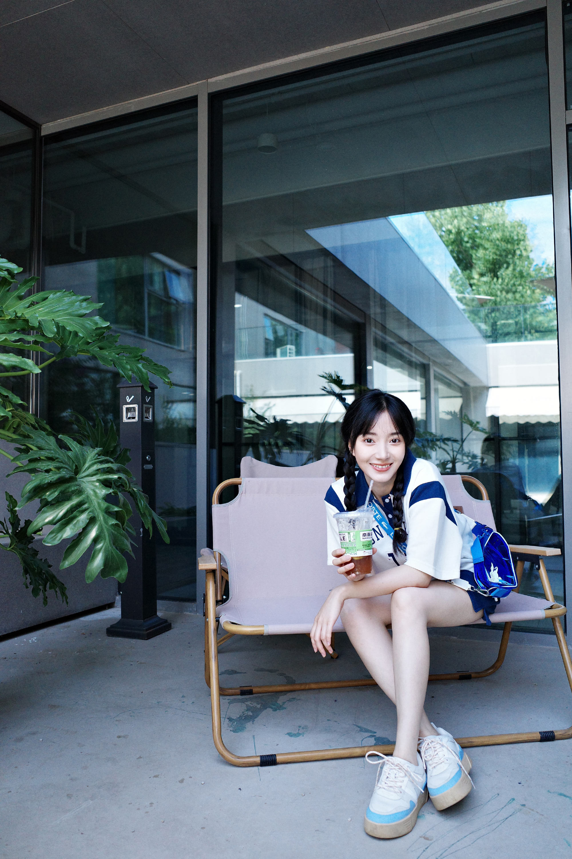 卜冠今发布一组运动感清凉写真白蓝撞色套装简约清爽