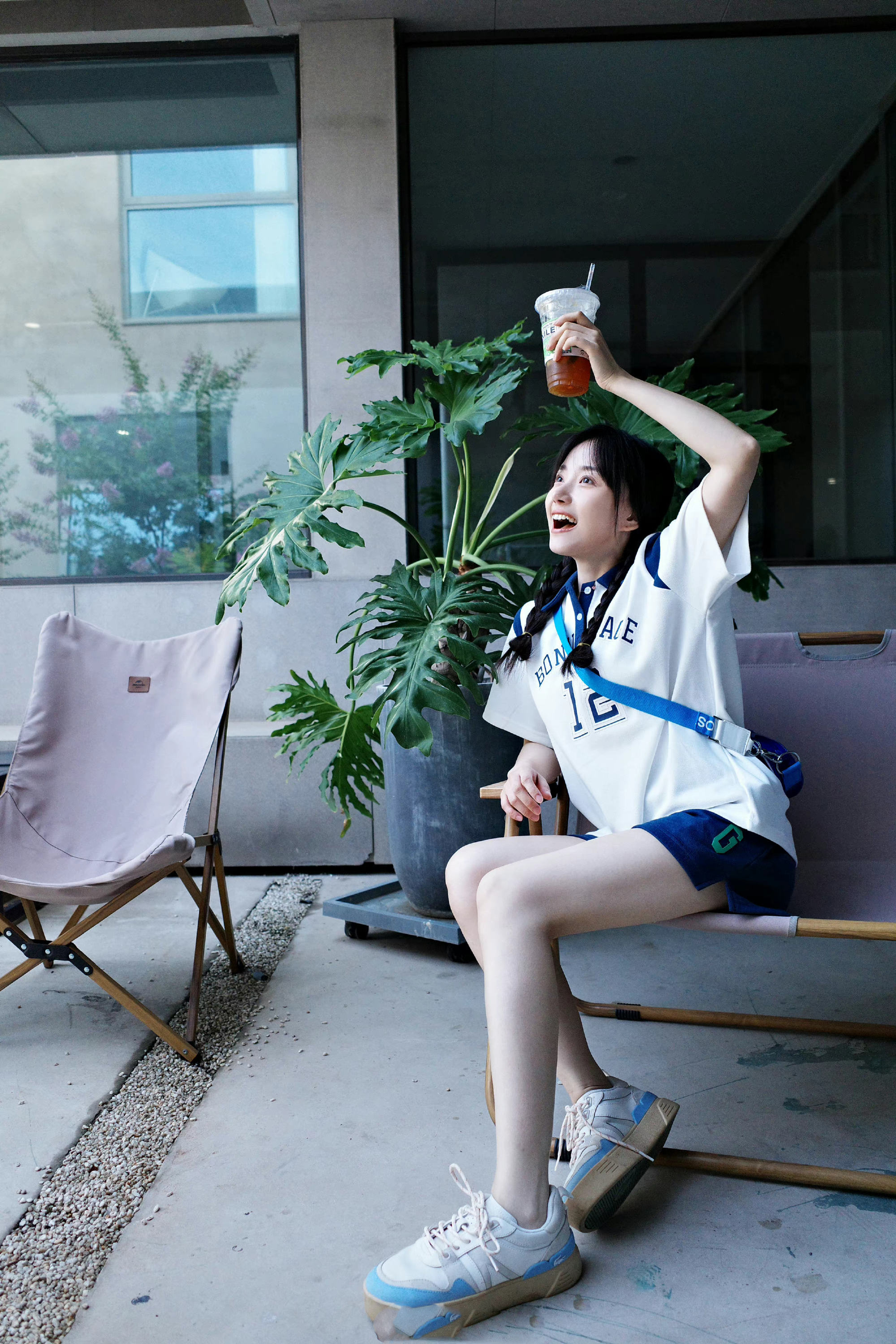 1/ 9卜冠今发布一组运动感清凉写真,白蓝撞色套装