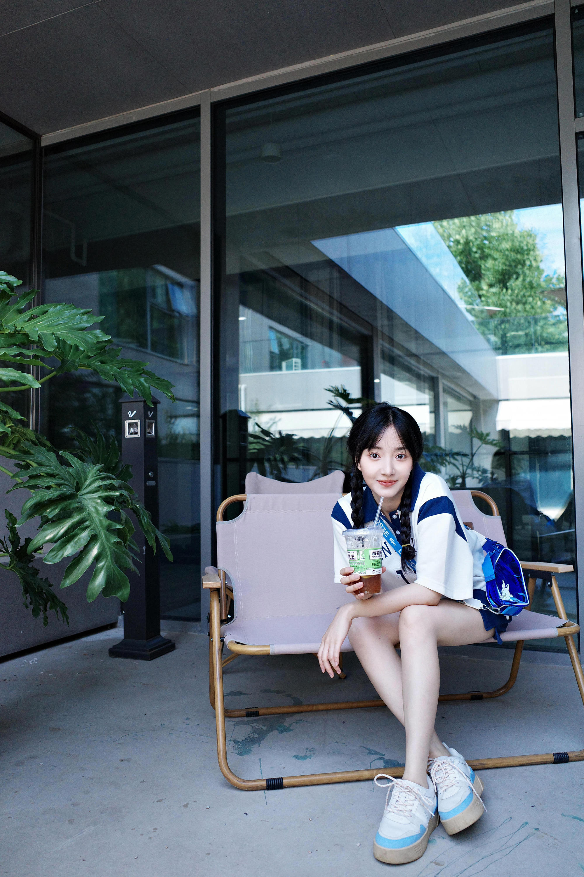 7/ 9卜冠今发布一组运动感清凉写真,白蓝撞色套装