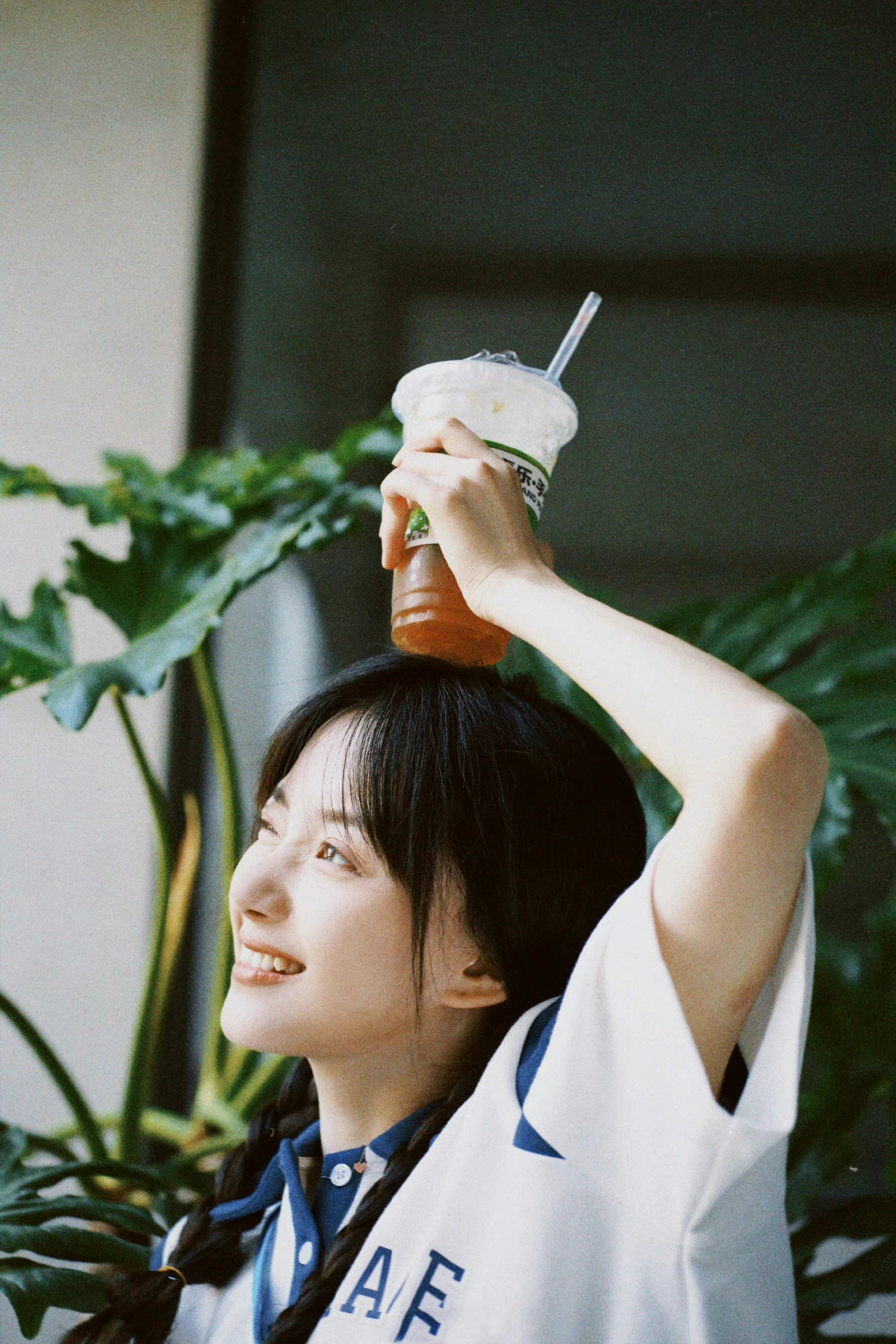 卜冠今发布一组运动感清凉写真白蓝撞色套装简约清爽