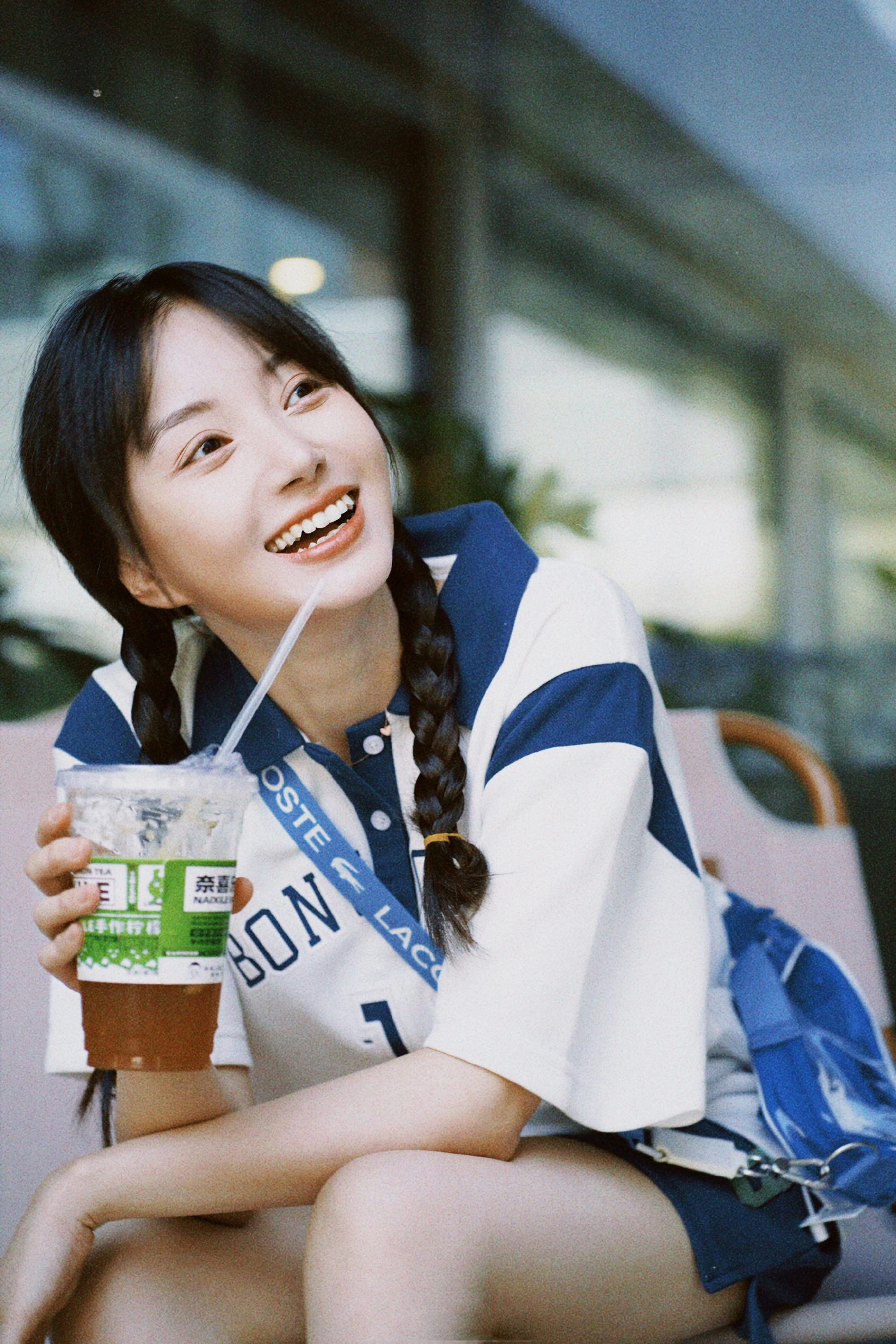 卜冠今发布一组运动感清凉写真白蓝撞色套装简约清爽