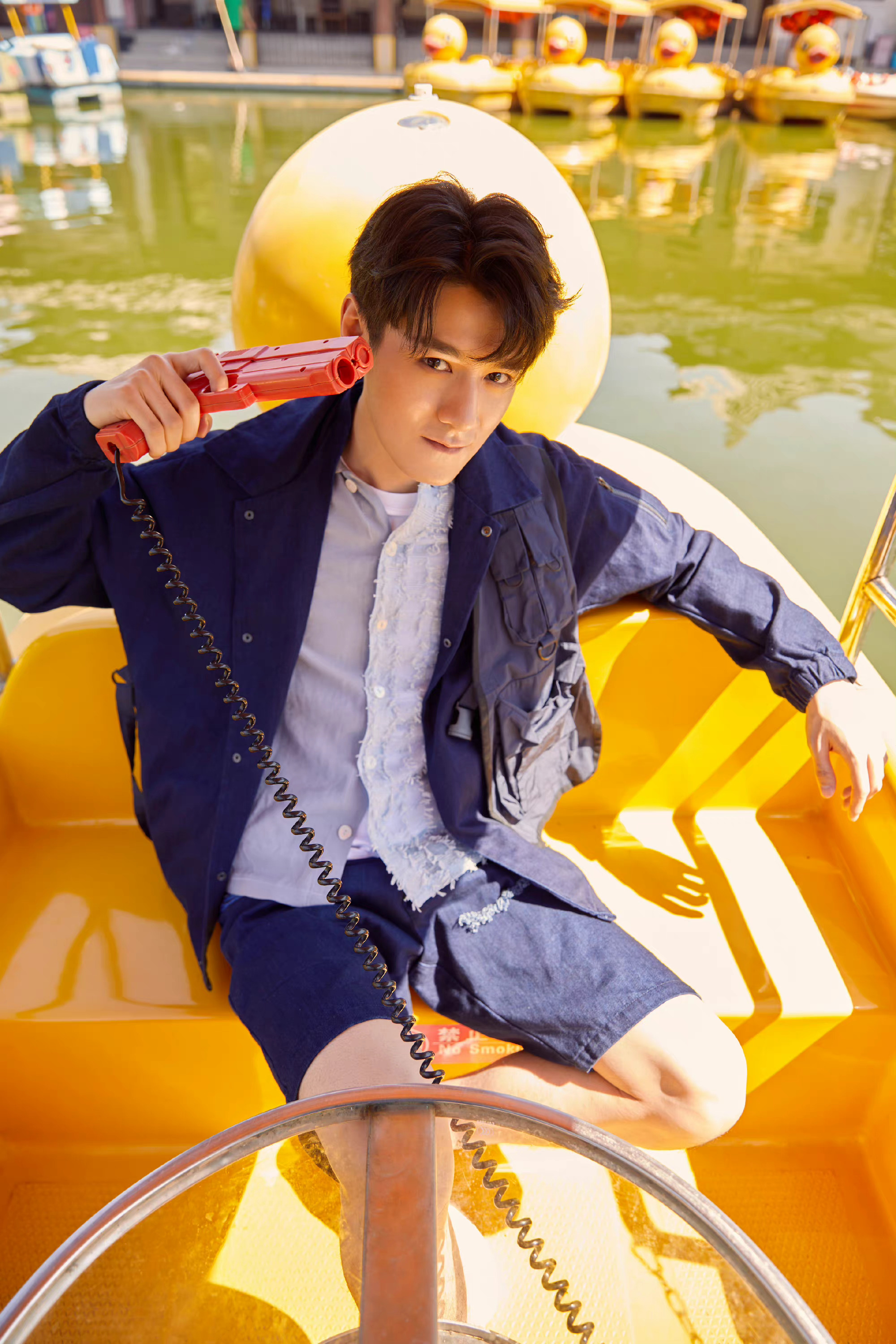 易柏辰童趣风写真!休闲装扮清爽舒适,元气笑容可爱帅气