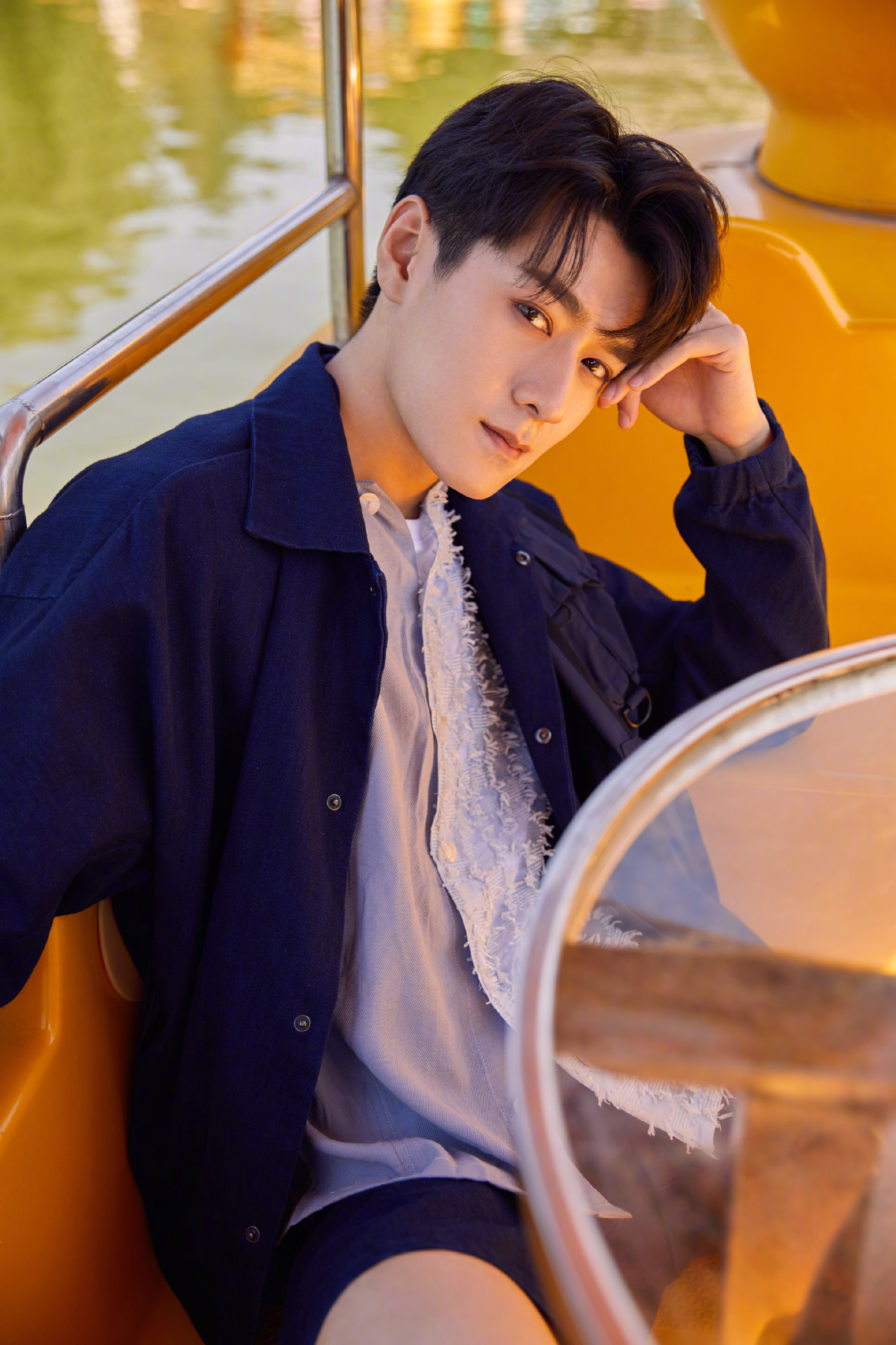 易柏辰童趣风写真休闲装扮清爽舒适元气笑容可爱帅气