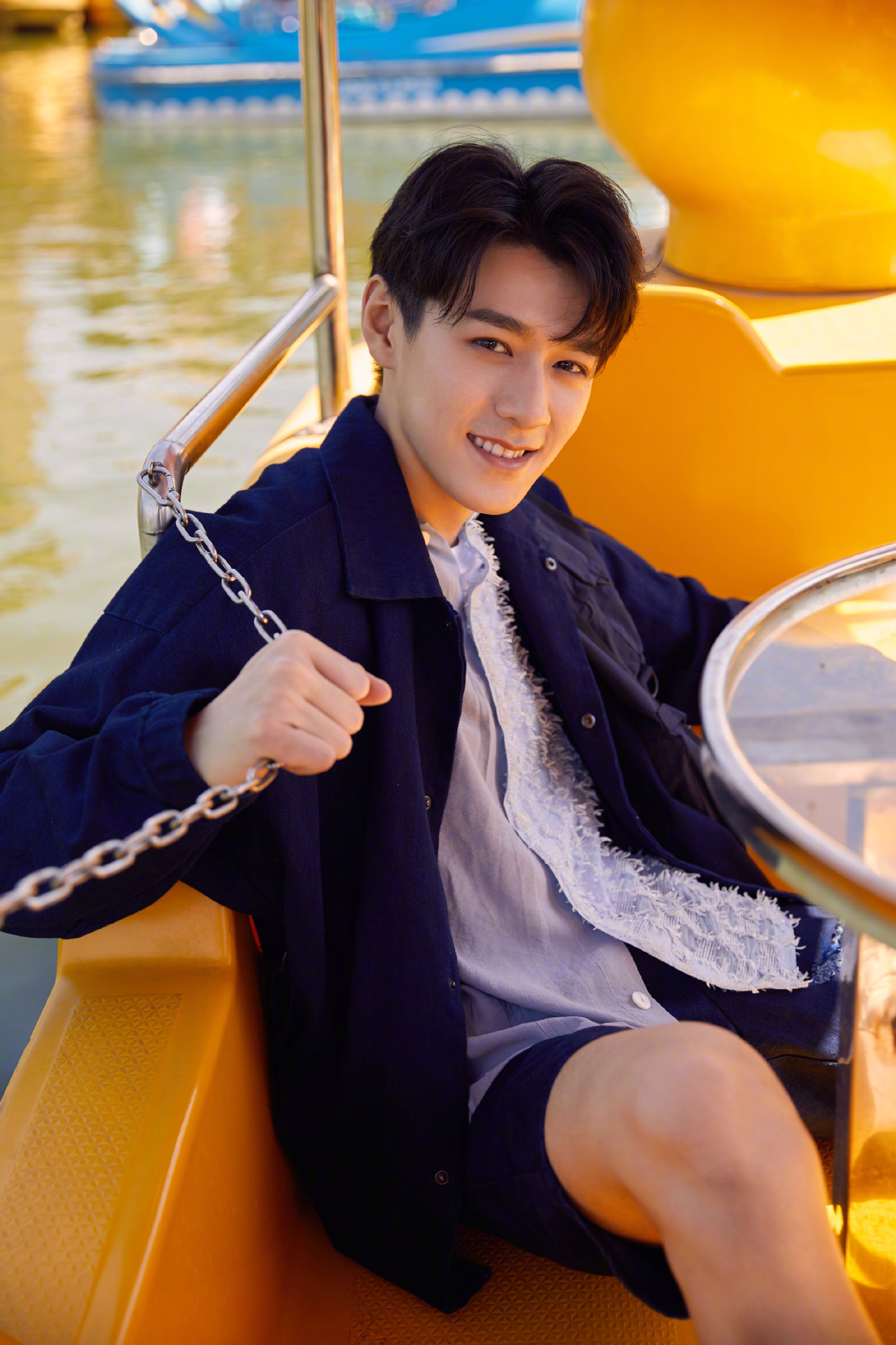 易柏辰童趣风写真!休闲装扮清爽舒适,元气笑容可爱帅气