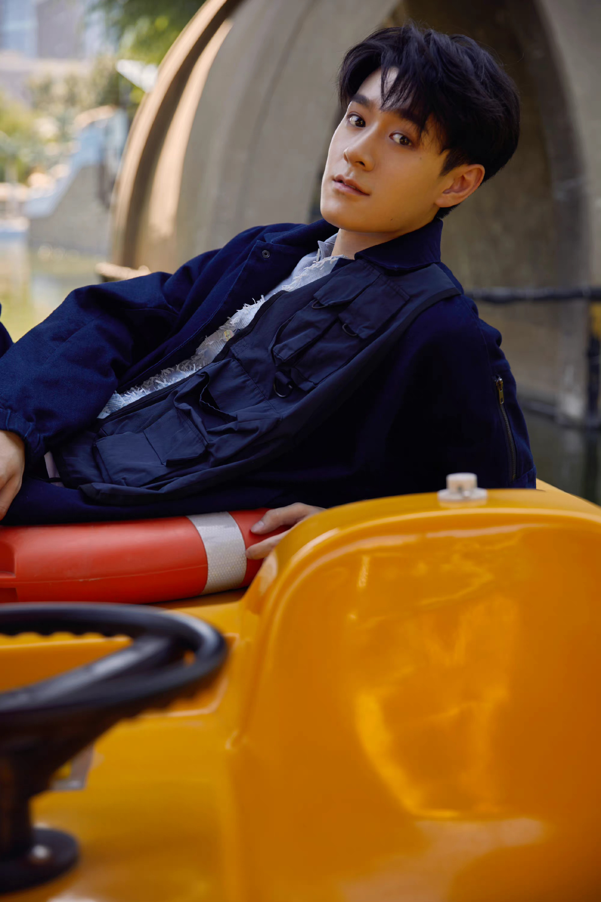 易柏辰童趣风写真!休闲装扮清爽舒适,元气笑容可爱帅气