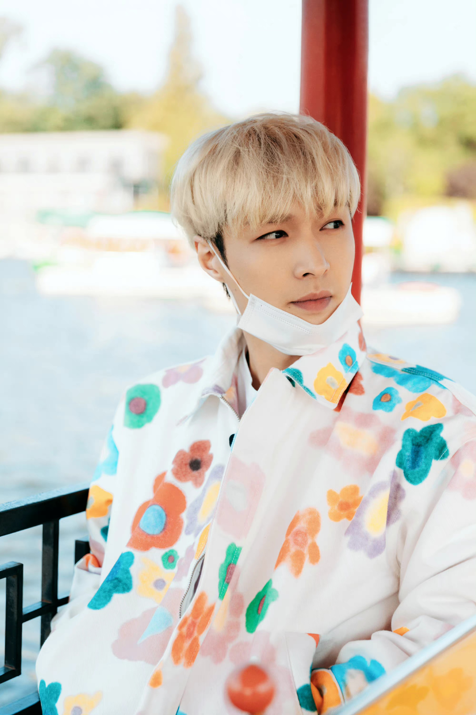 张艺兴身穿印花衬衫阳光帅气时尚新潮