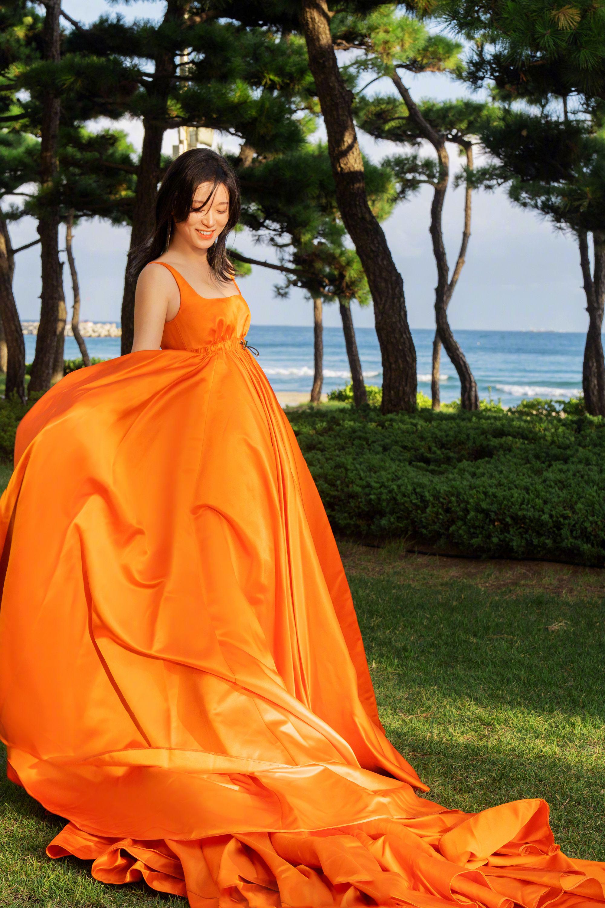 黄璐身着prada亮橘色降落伞裙亮相釜山国际电影节开幕式红毯