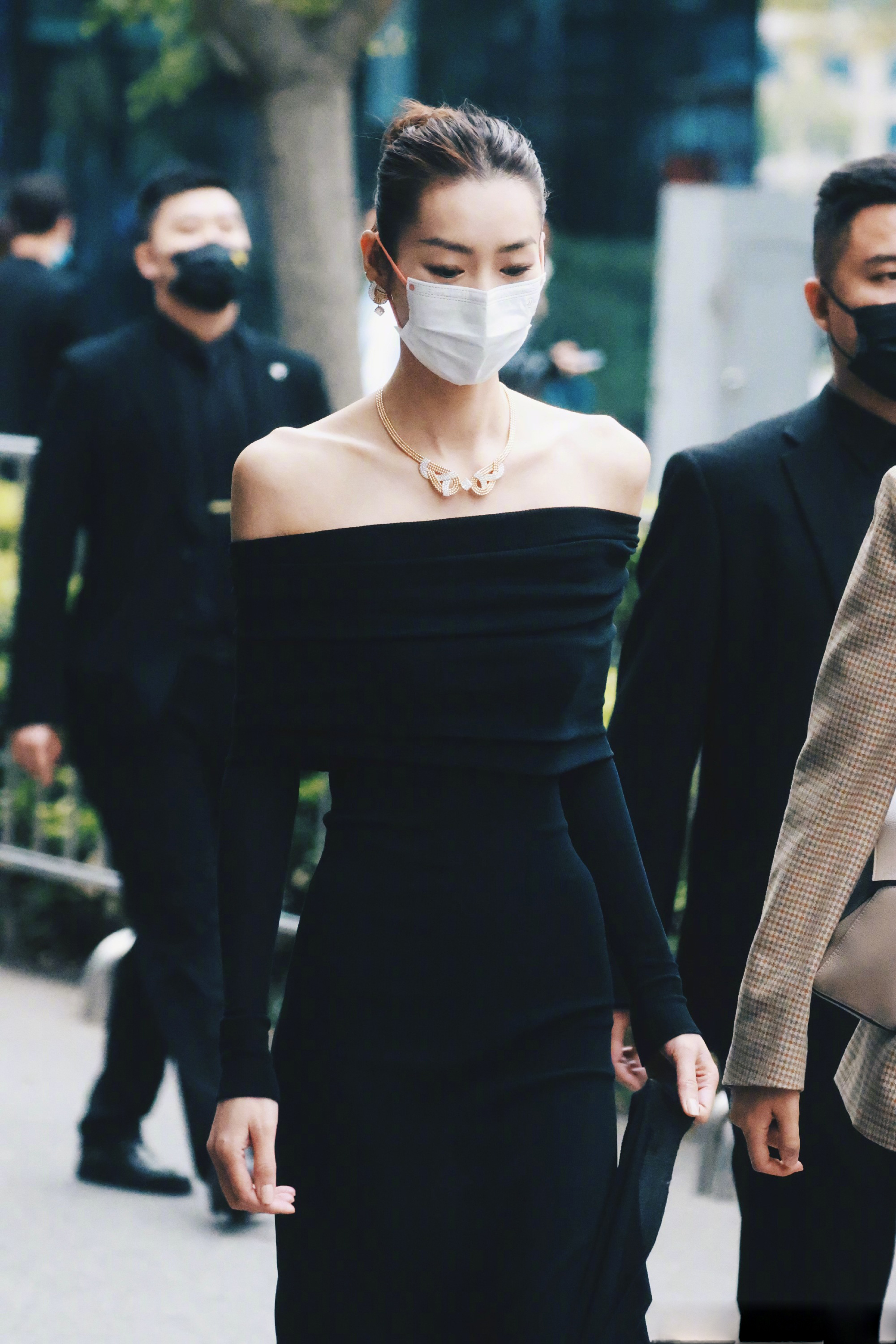 刘雯身着 balenciaga 2022 秋冬系列黑色露肩连衣裙