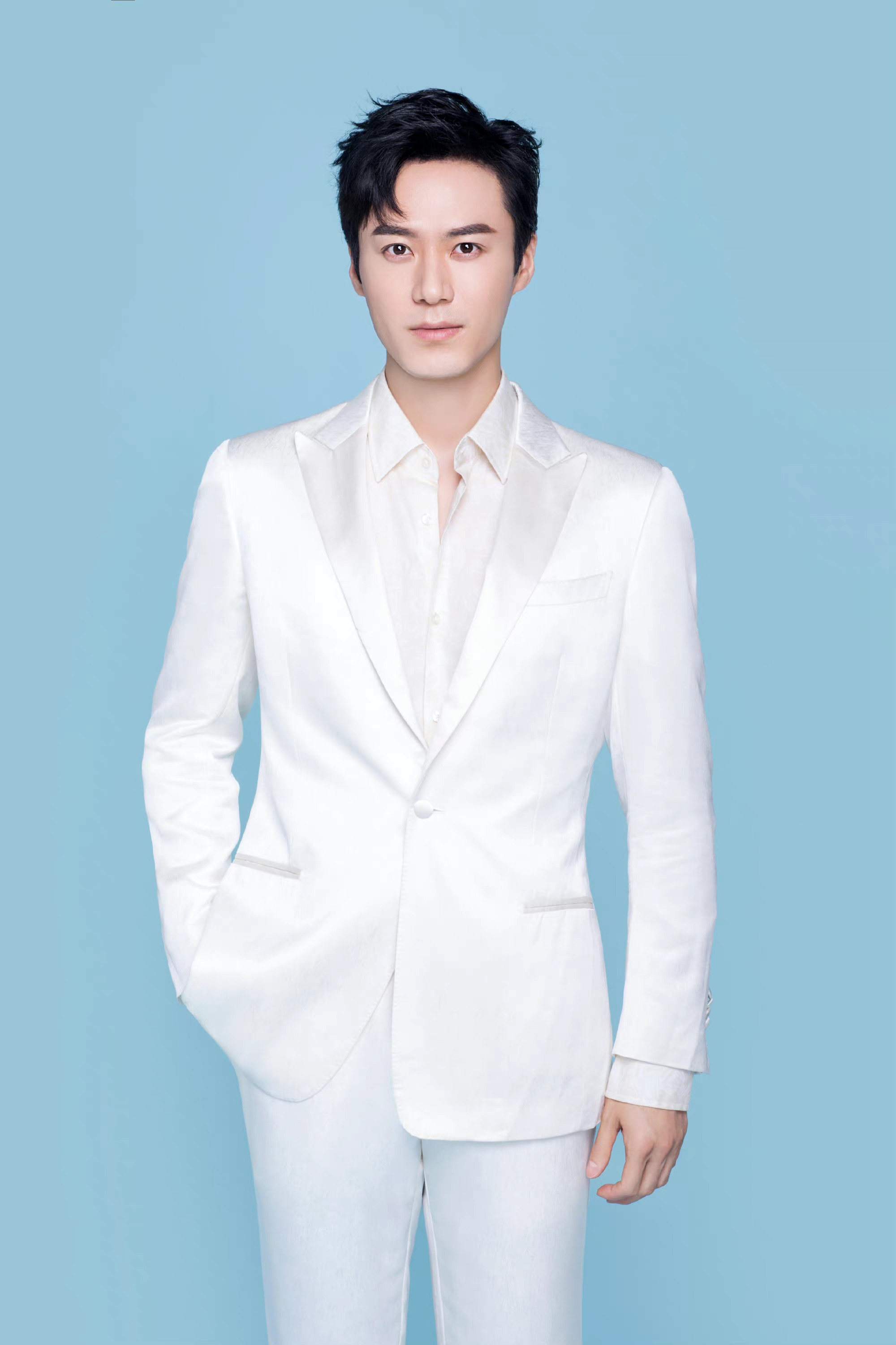 男明星白西装造型大赏,演绎儒雅绅士范,风度翩翩