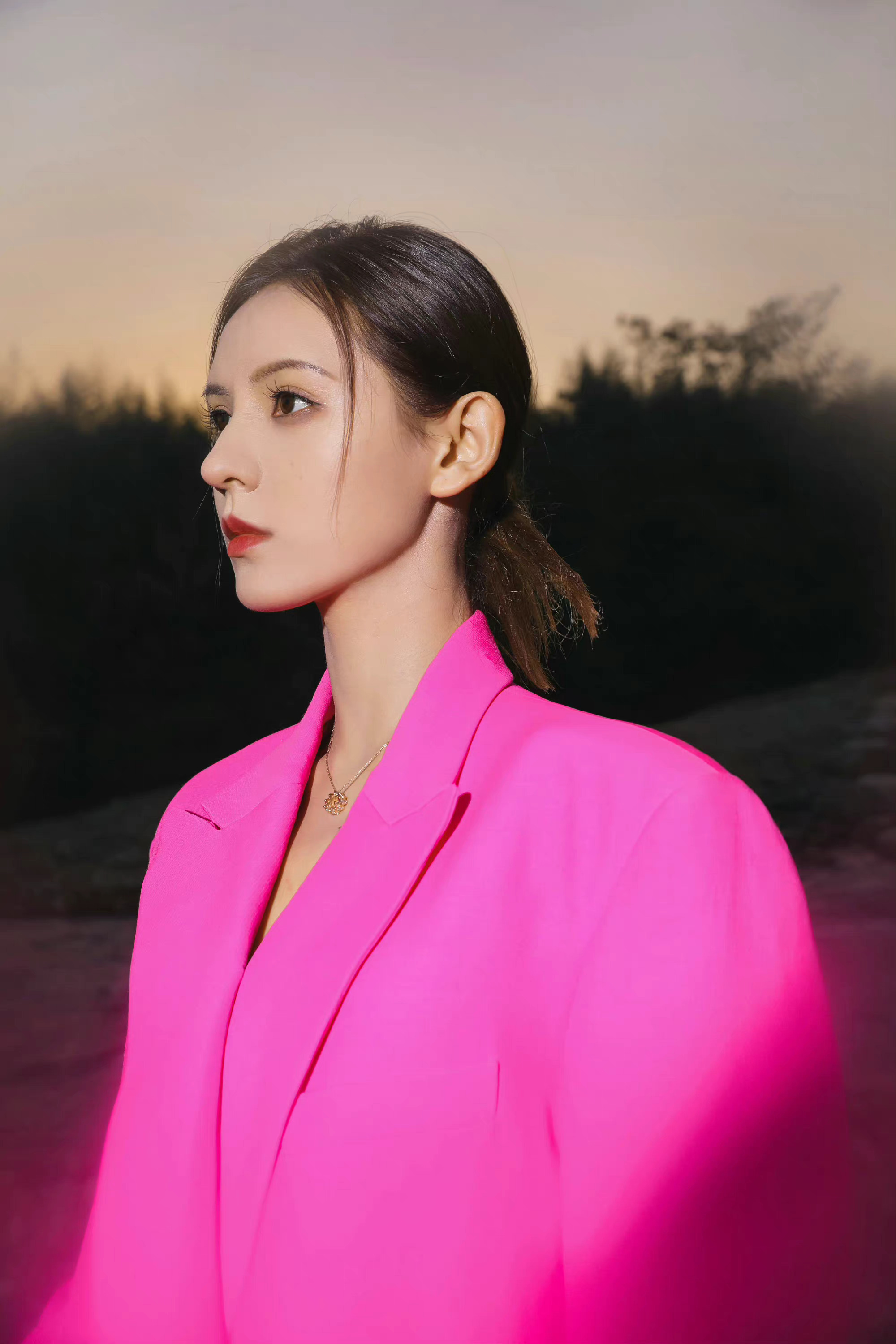 张予曦最新写真大片!一身粉色西装时尚个性,绝美侧颜精致高级