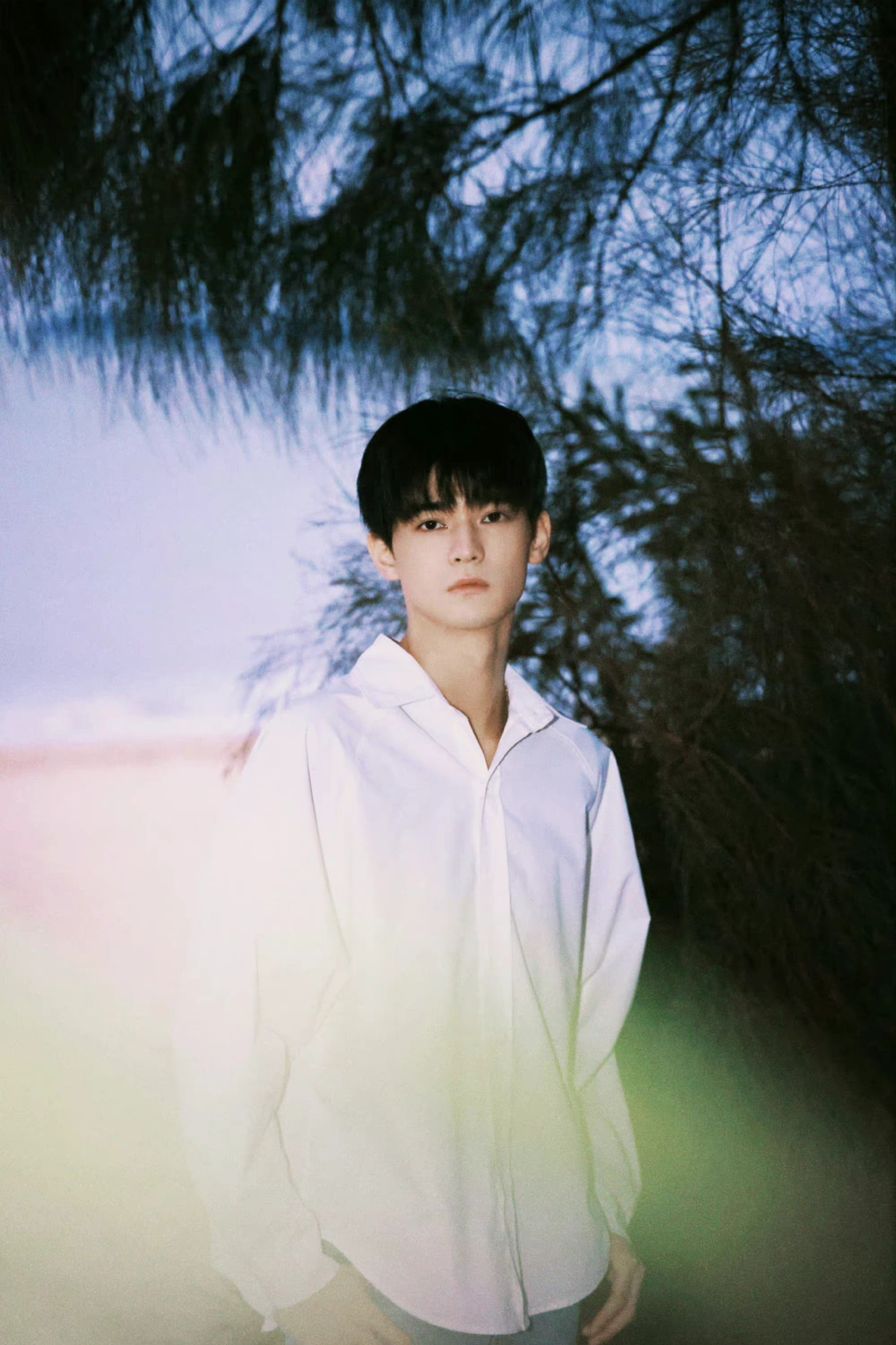 张家硕最新写真!白衬衫 牛仔裤经典穿搭,港风复古造型