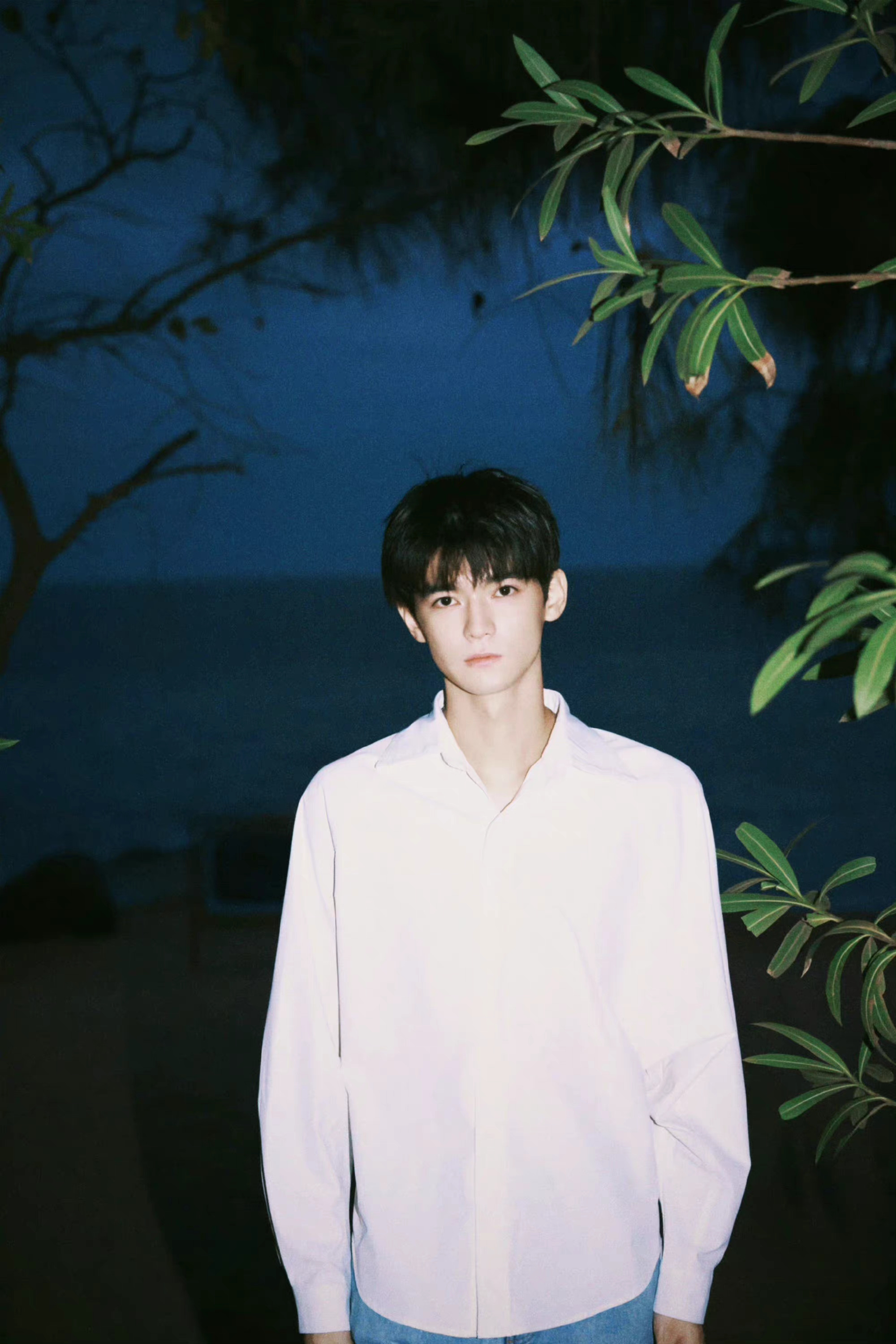 张家硕最新写真!白衬衫 牛仔裤经典穿搭,港风复古造型