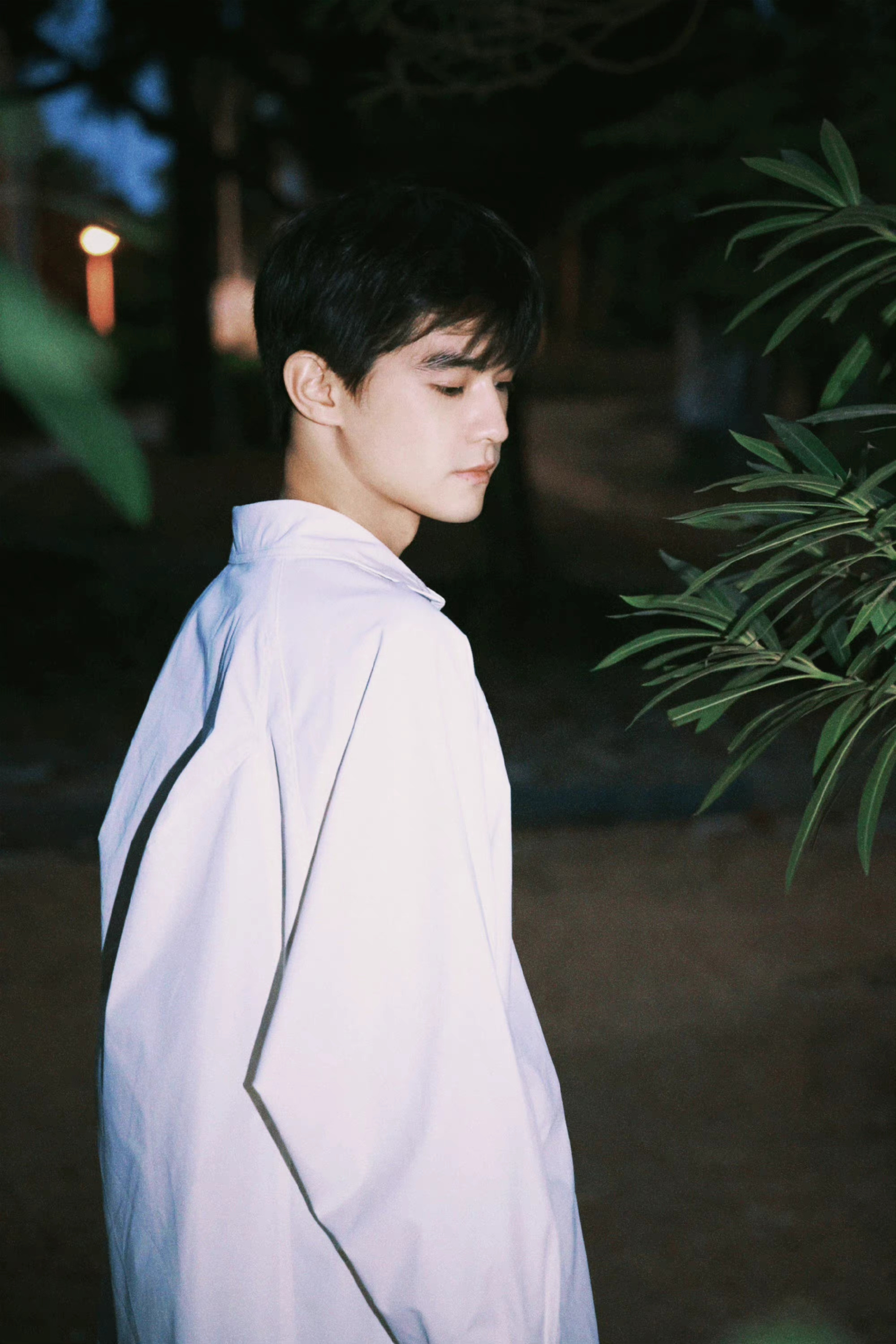 张家硕最新写真!白衬衫 牛仔裤经典穿搭,港风复古造型