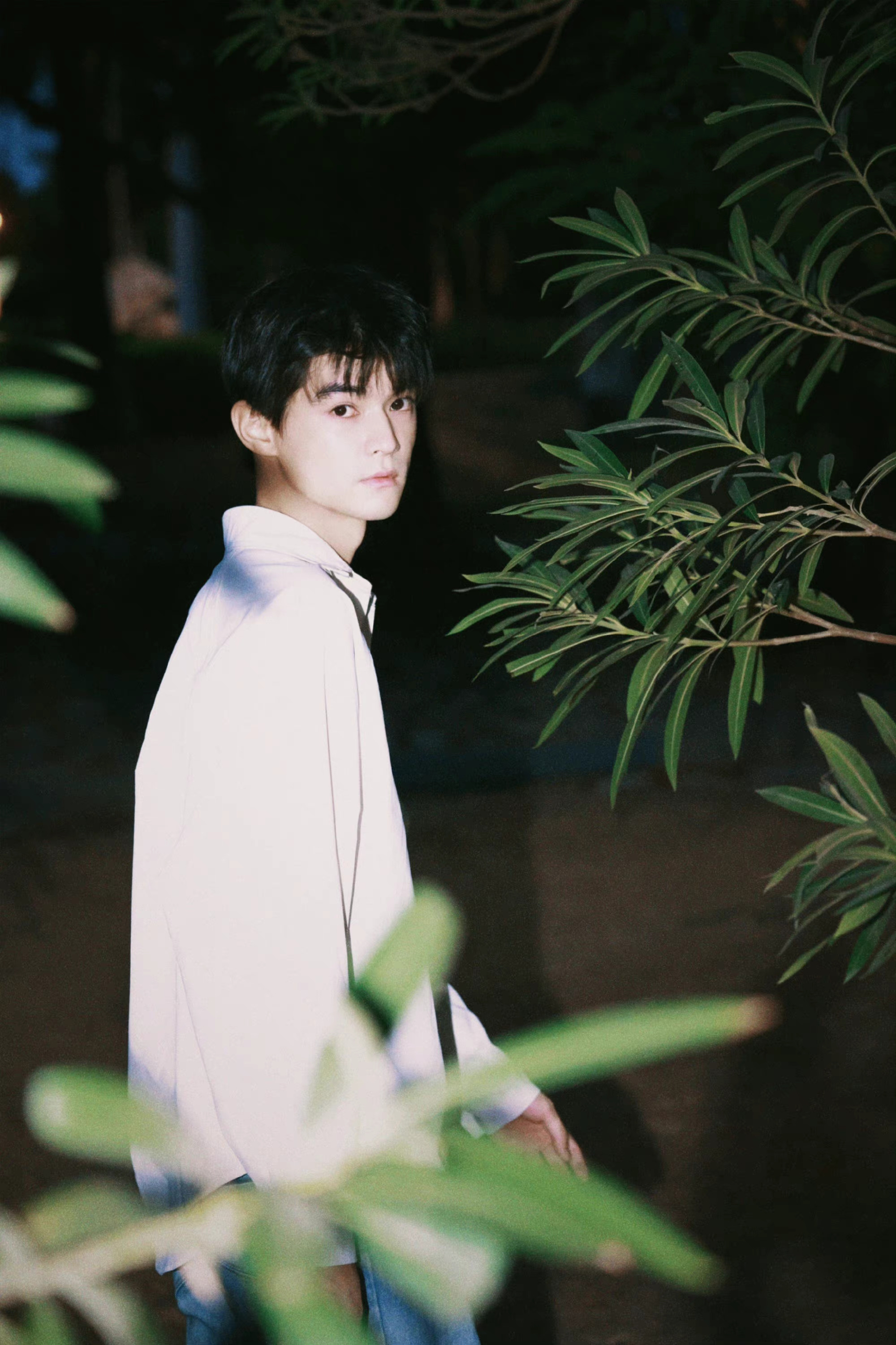 张家硕最新写真!白衬衫 牛仔裤经典穿搭,港风复古造型