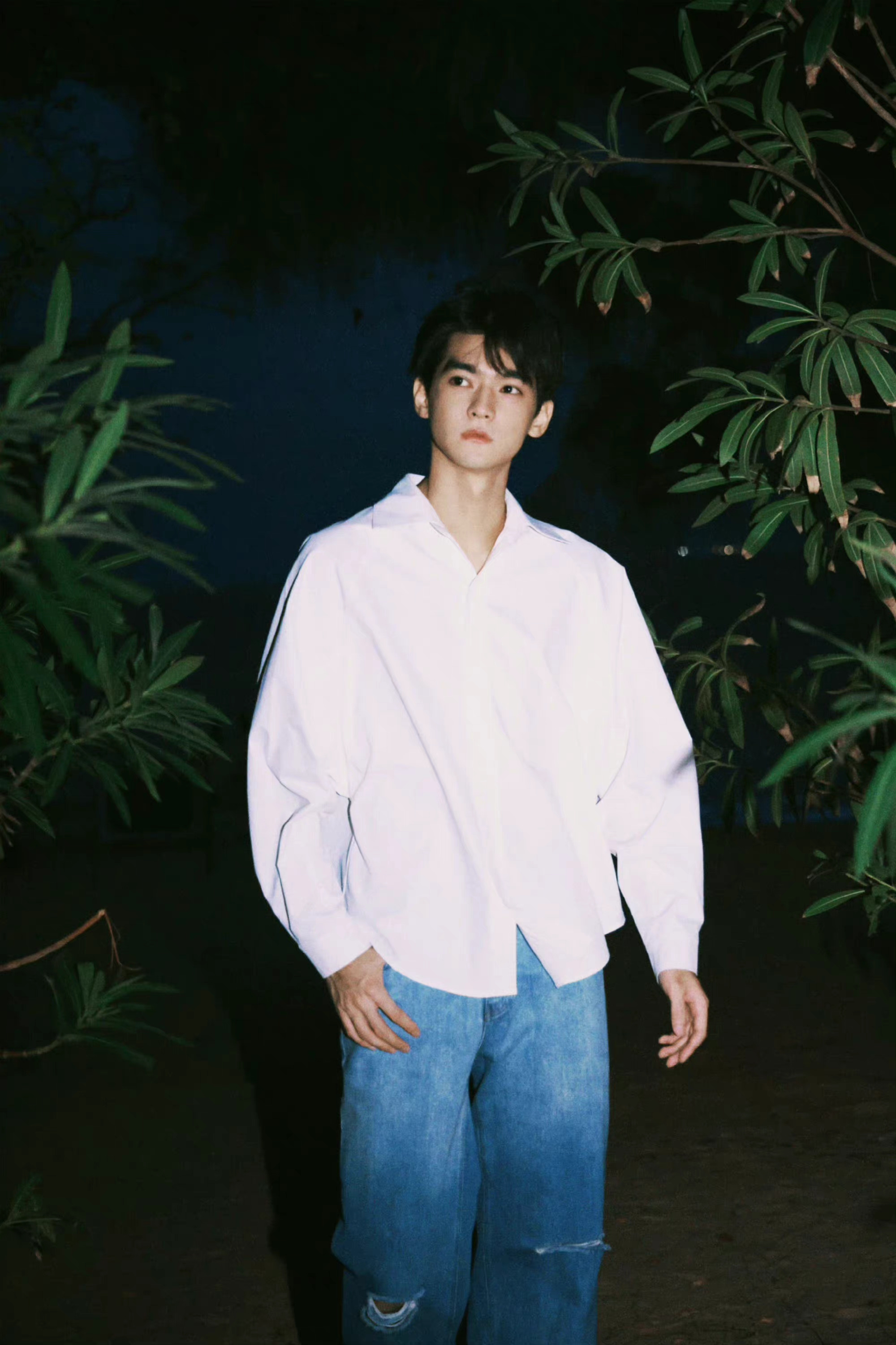 张家硕最新写真!白衬衫 牛仔裤经典穿搭,港风复古造型