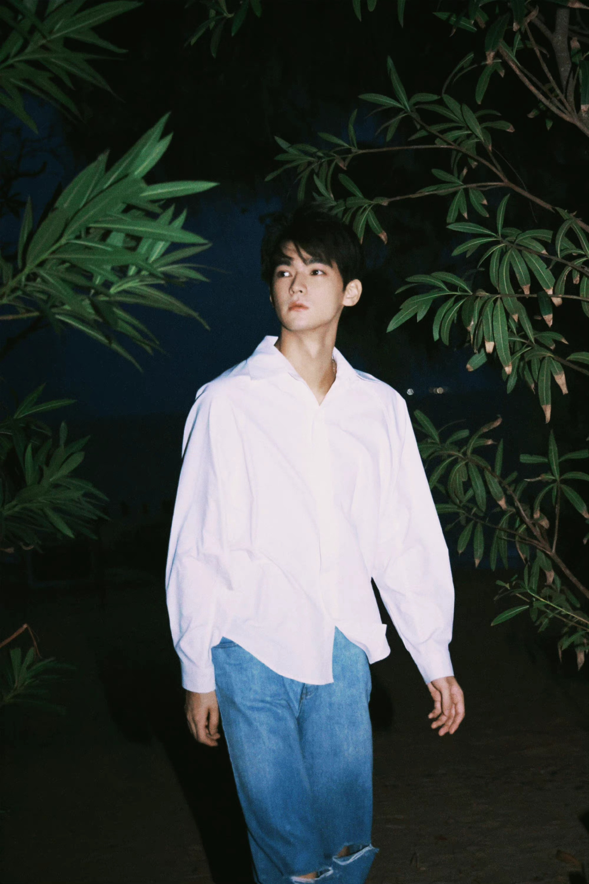 张家硕最新写真!白衬衫 牛仔裤经典穿搭,港风复古造型