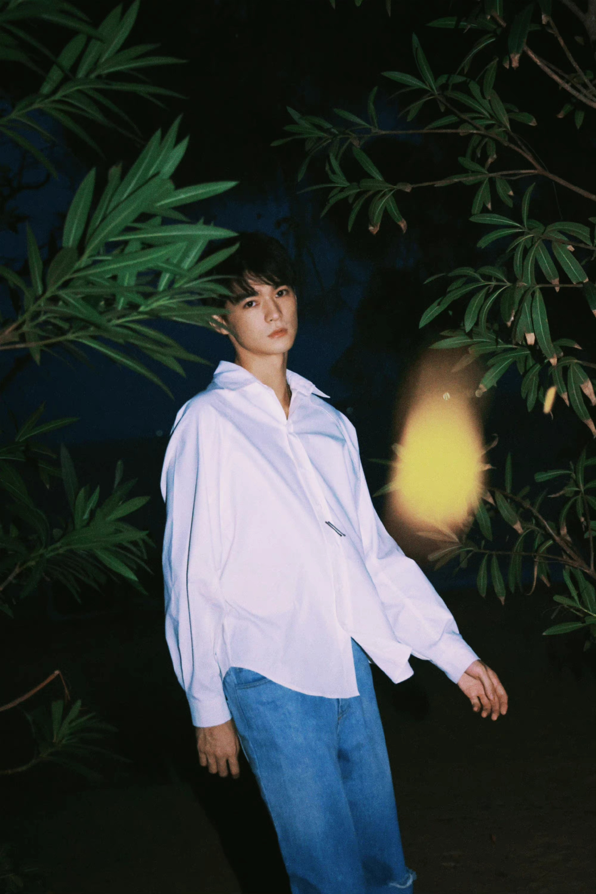 张家硕最新写真!白衬衫 牛仔裤经典穿搭,港风复古造型