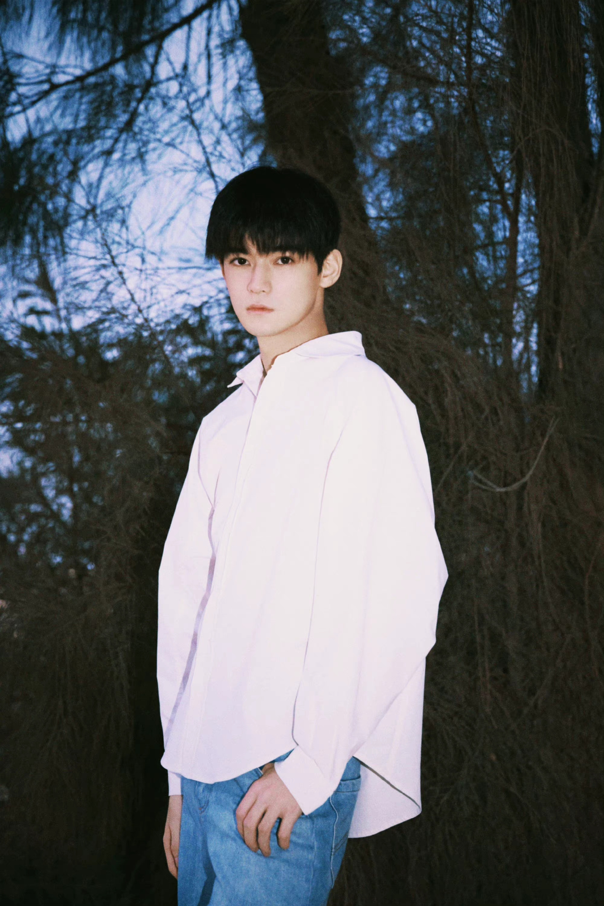 张家硕最新写真!白衬衫 牛仔裤经典穿搭,港风复古造型