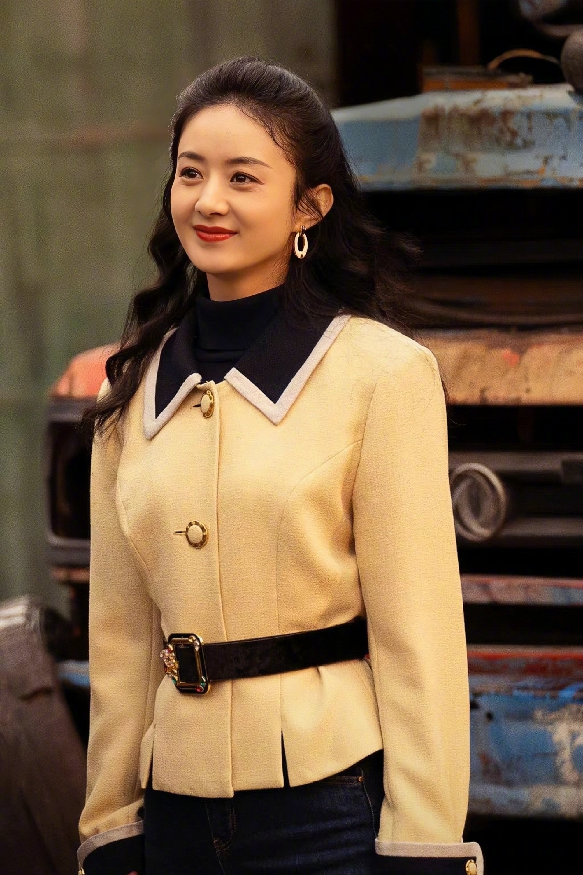 有不少人被赵丽颖新剧中的造型种草了许半夏的复古穿搭look