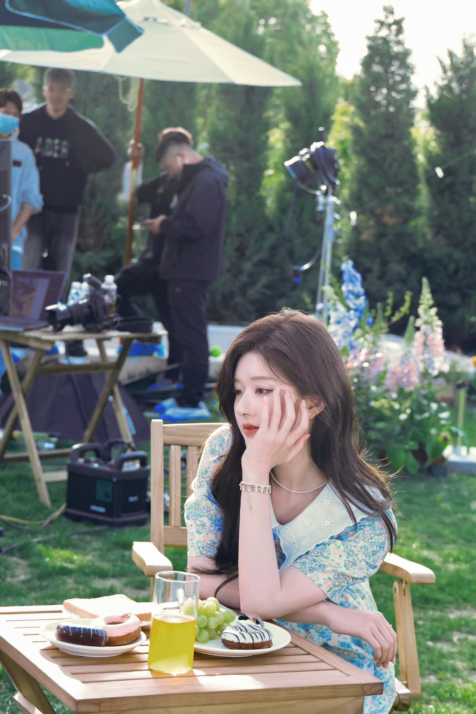 赵露思花园写真!蓝色泡泡袖碎花裙,甜美可爱青春洋溢