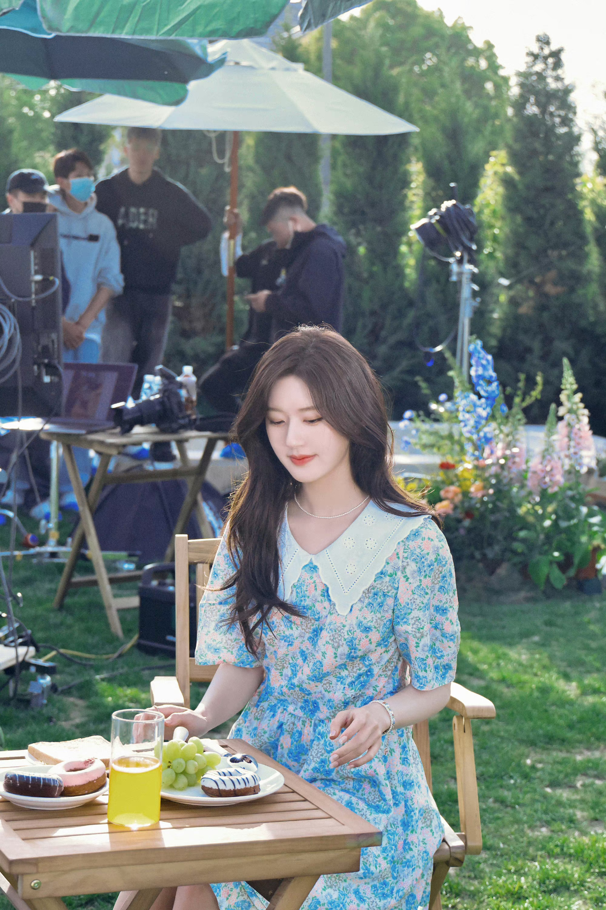 赵露思花园写真蓝色泡泡袖碎花裙甜美可爱青春洋溢