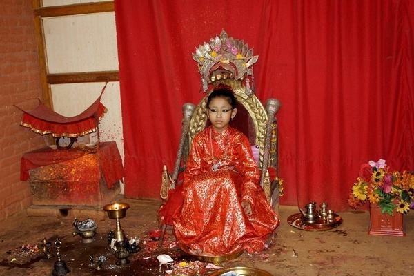 尼泊尔"活女神"受信徒爱戴,退休之后却遭家人嫌弃,无男性迎娶