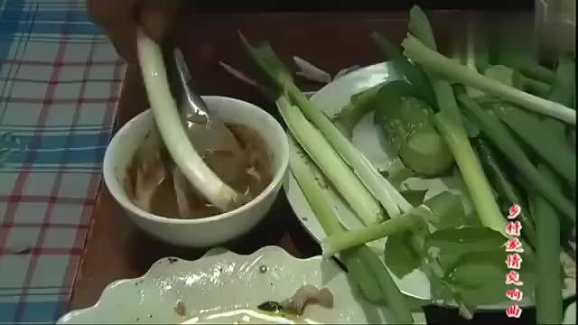 乡村爱情,大葱蘸酱真香,广坤吃着一口接一口,没想到是为生发