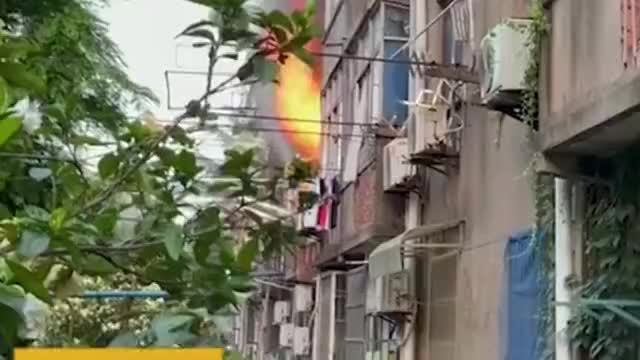 煤气灶点烟 男子打火机点不着烟 神办法 致烧伤严重 煤气灶点烟 男子打火机点不着烟 神办法 致烧伤严重