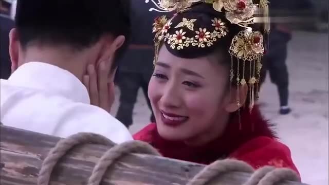 完美新娘蝶秋穿着嫁衣上刑场在刑场上拜堂成亲引来无数彩蝶