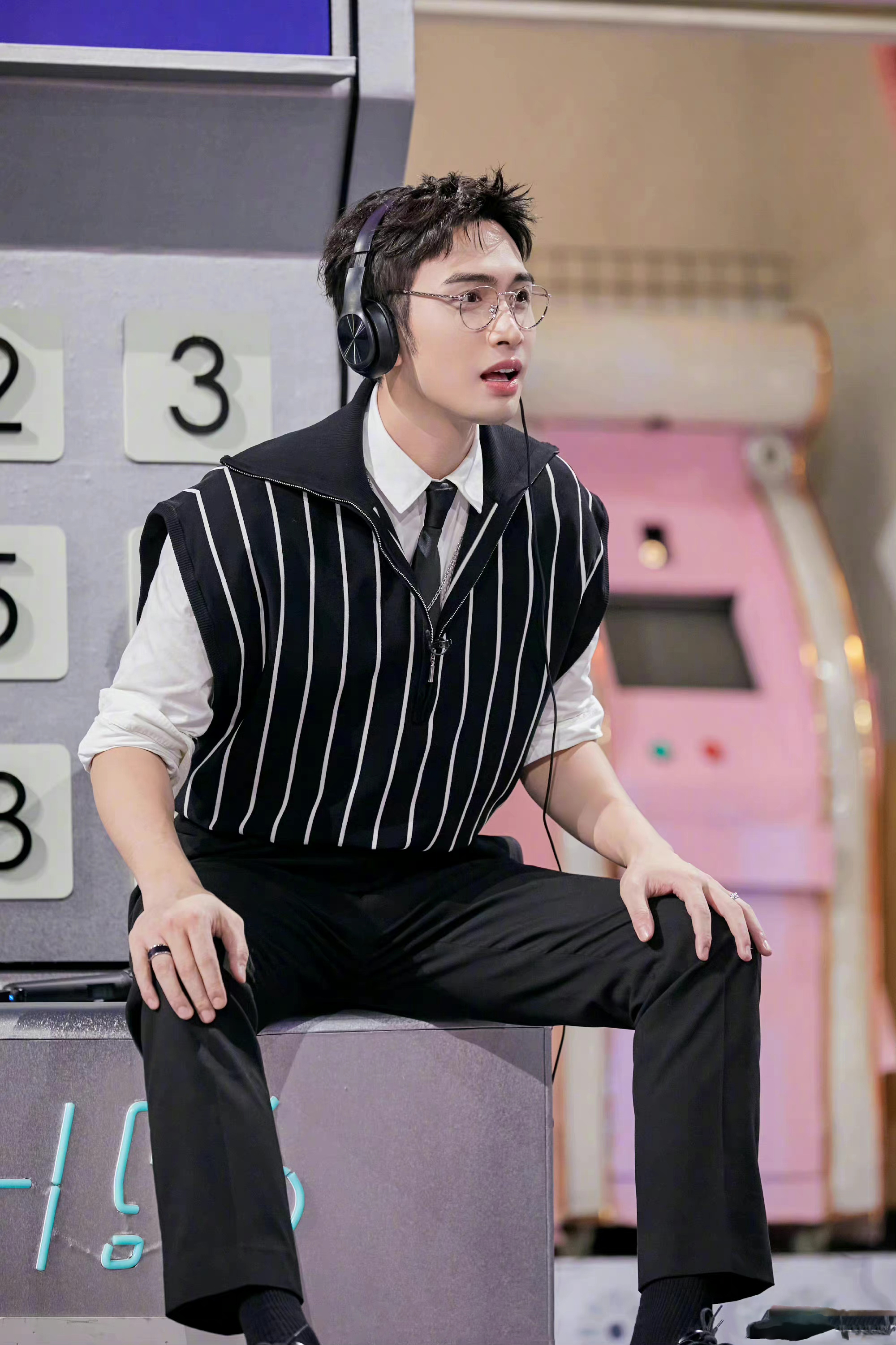 张彬彬近期造型分享.身穿白衬衣搭配条纹背心