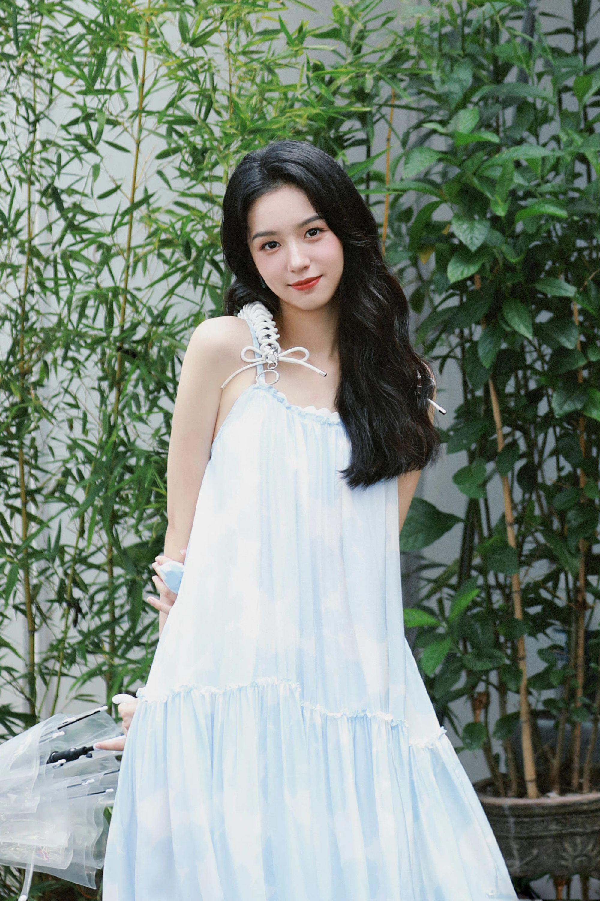 周也今日营业造型身穿清新白裙锁骨露肩大波浪又甜又可爱