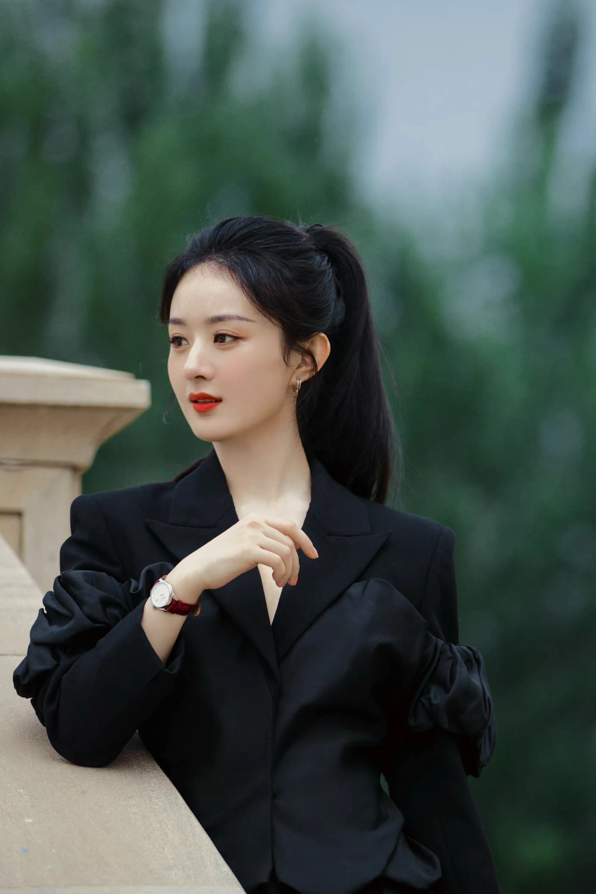 赵丽颖最新写真!身穿黑色短款小西服,气场全开优雅美丽__财经头条