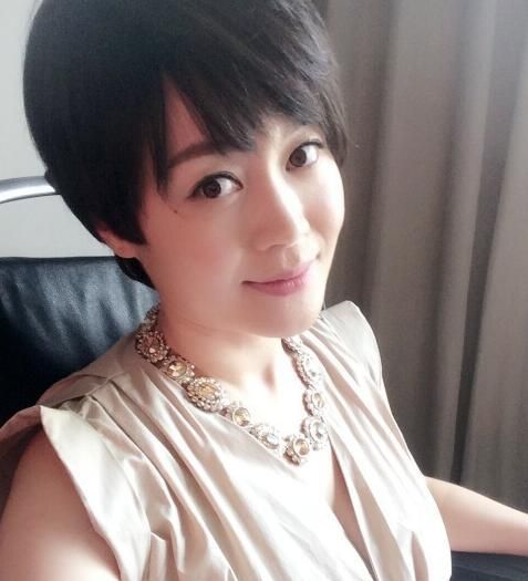 关婷娜的好身材藏不住穿裸色裙还这么娇嫩难怪赵本山收她为徒