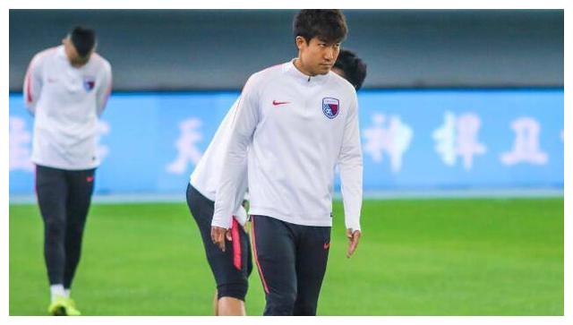 张鹭抽烟举报人浮出水面,前天海队友嫌疑最大,网友:名字3个字