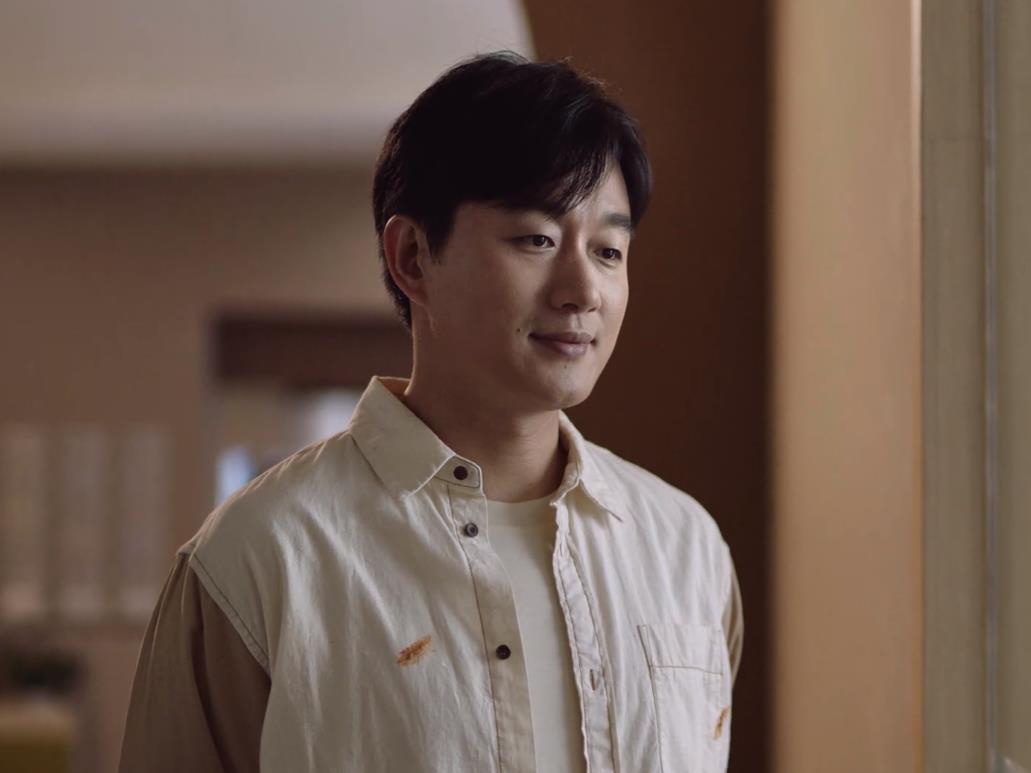 最后,李佳航饰演的颜鹏,张国立饰演的南建龙,他们三家分别各自想办法.