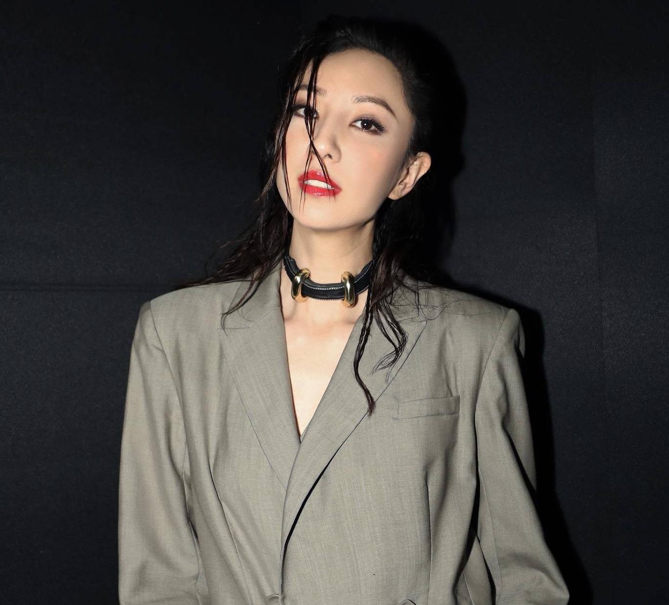 39岁郑希怡成熟御姐范新番时尚封面湿头造型很性感