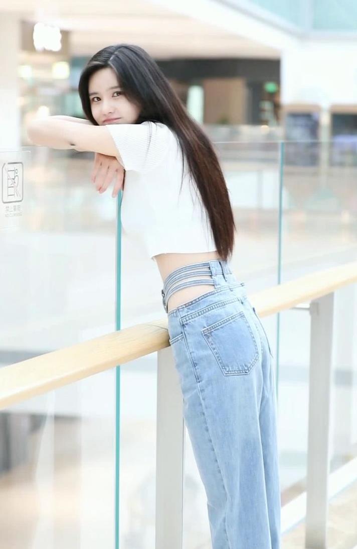 甜美女生的清新穿搭一件白t恤搭配露腰牛仔裤让你清爽又减龄