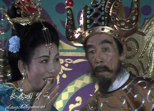 长得像周涛,她不是演员,她当时是在昆明武术队搞武术的,叫任文坚