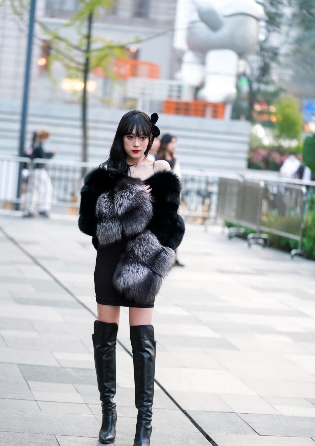 黑色皮草,搭配过膝长靴,又保暖又优雅_高清图集_新浪网