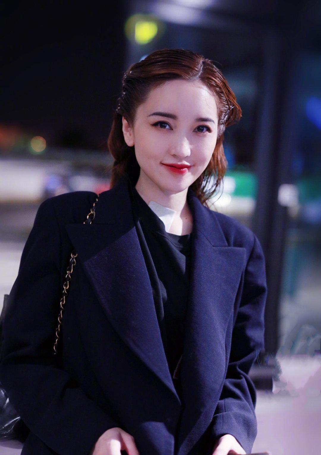 金莎首次尝试中分大背头发型英气又酷飒甜妞总算蜕变了