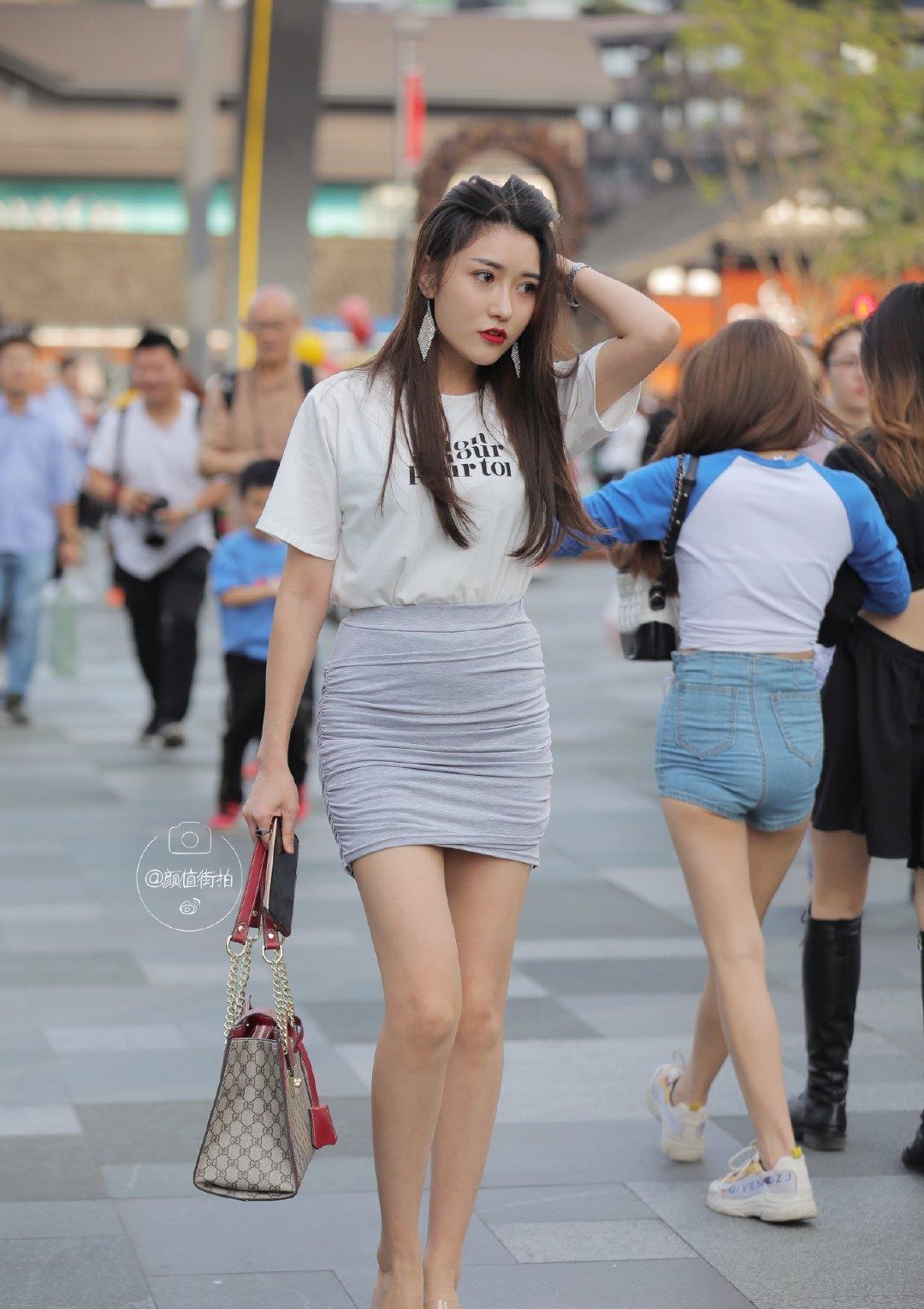 时尚穿搭白色上衣搭配灰色短裙