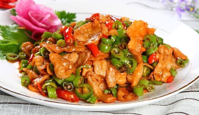 湘菜馆中必备菜肴之一就是小炒肉,口味正不正宗就从这道菜可以尝出来.