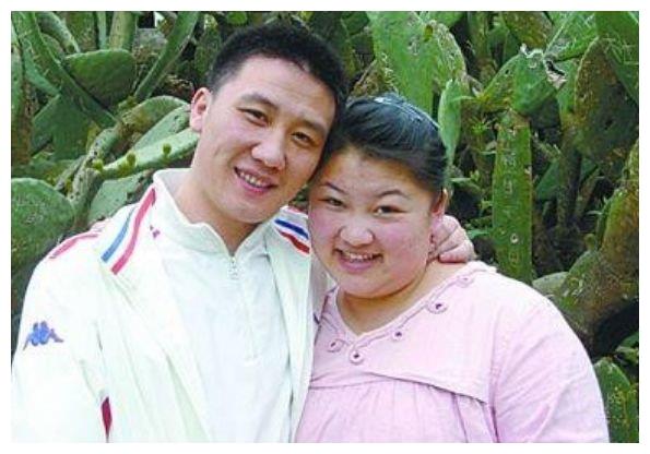 赵本山爱徒胖丫入狱后,丈夫杨树林无动于衷?如今过得这般潇洒!