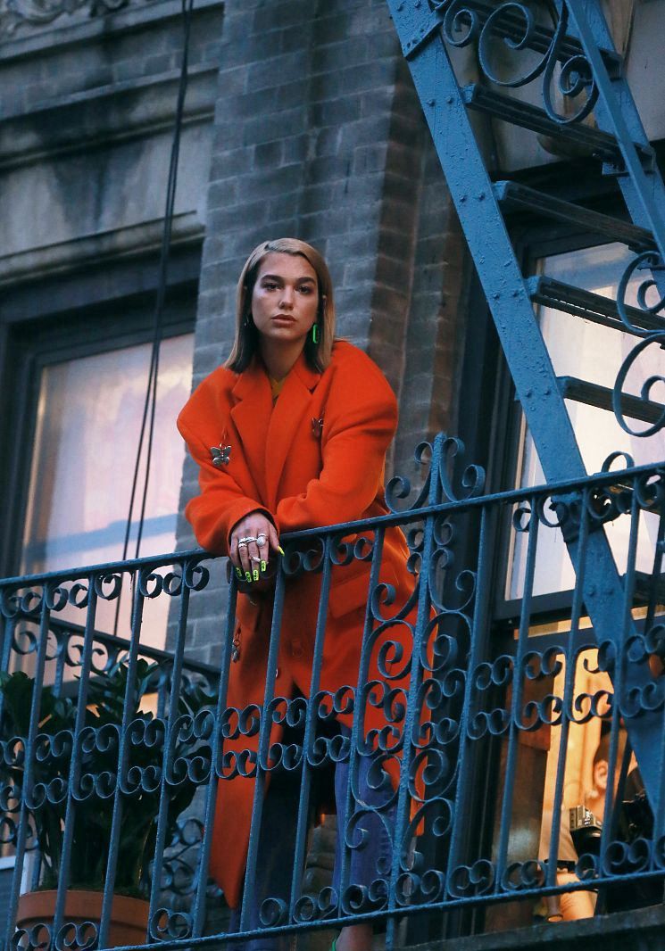杜瓦·里帕橘红色风衣十分迷人,尽显时尚摩登范!